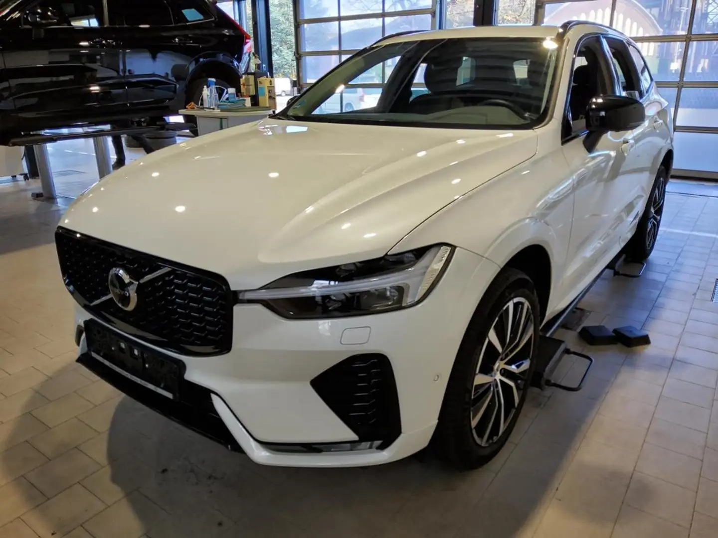 Volvo XC60 B4 Plus Dark+STNDHZ+LICHTPAK+WINTERPAK+RFK+ Bianco - 1