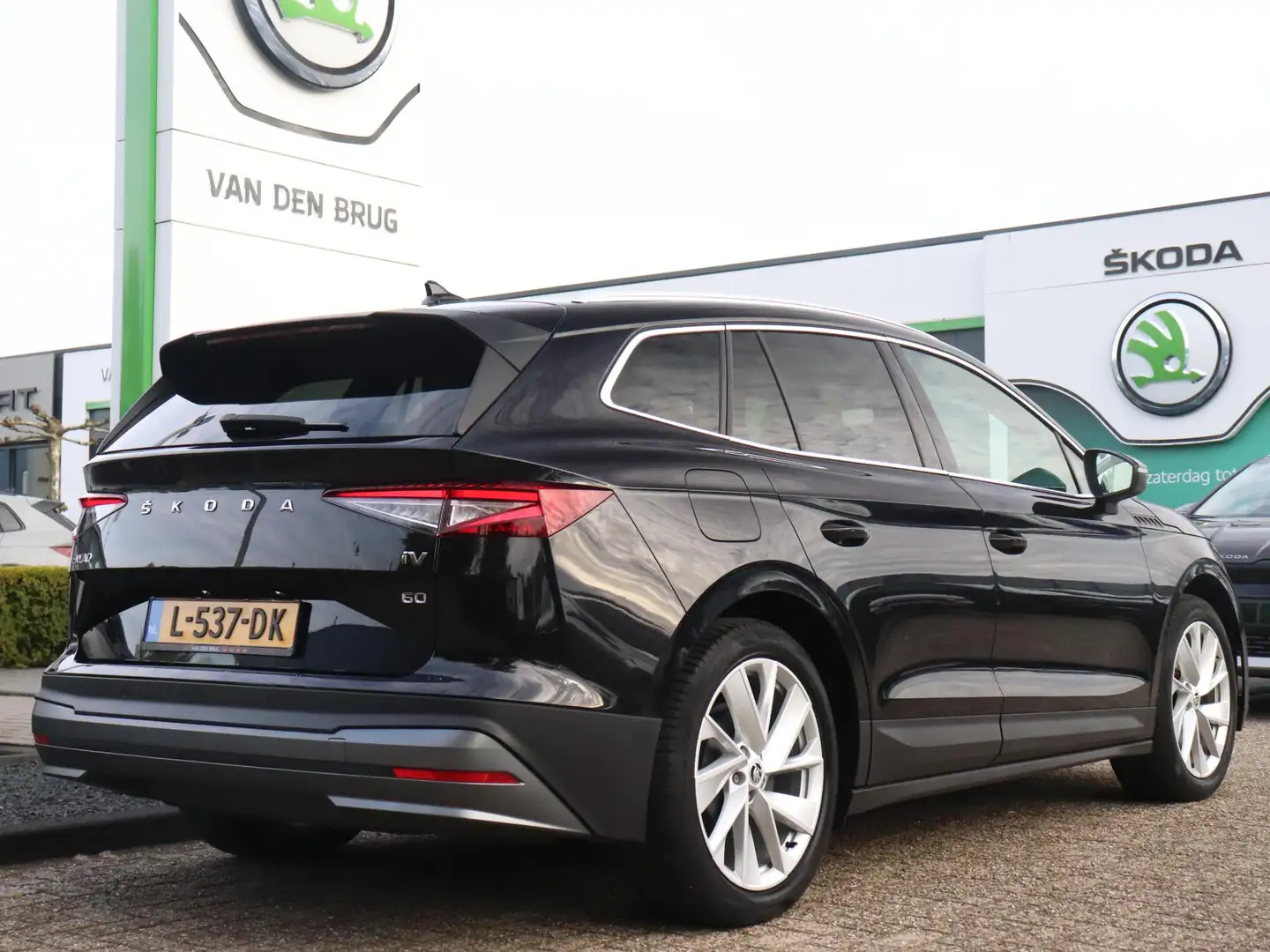 Skoda Enyaq iV 180pk 60 | Panoramadak | SOH 89% | Trekhaak | L Noir - 2