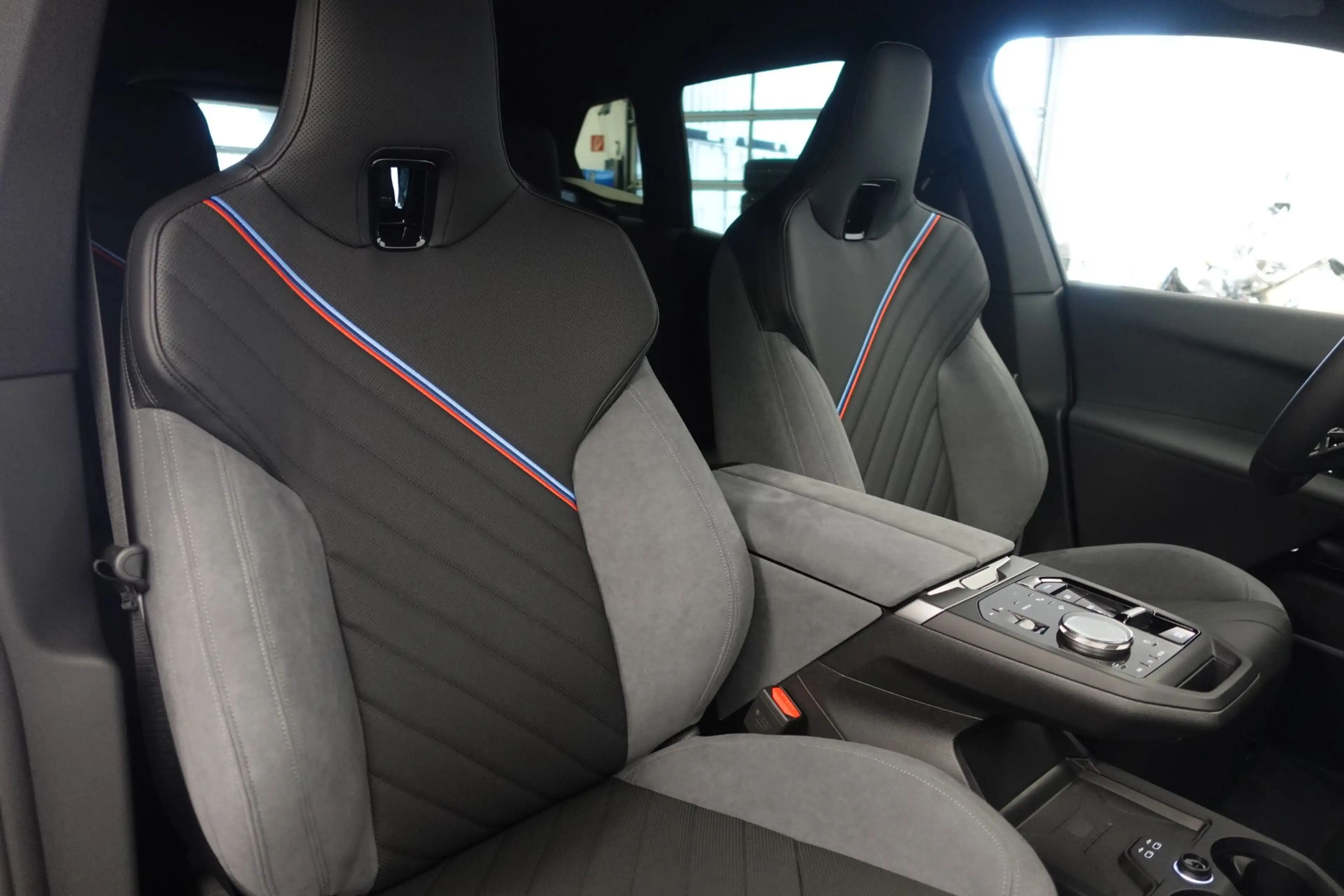 BMW iX xDrive45 I20 — photo 8