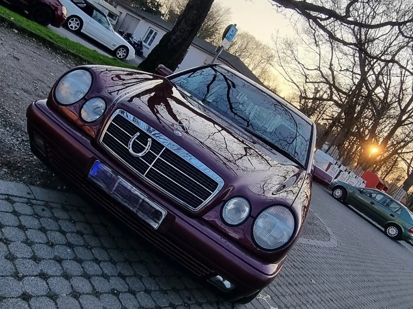 Mercedes-Benz E 200 Classic Rot - 1