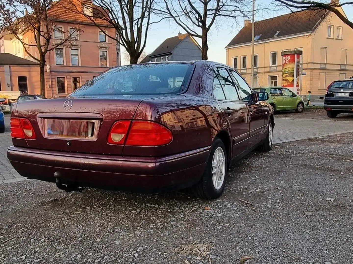 Mercedes-Benz E 200 Classic crvena - 2