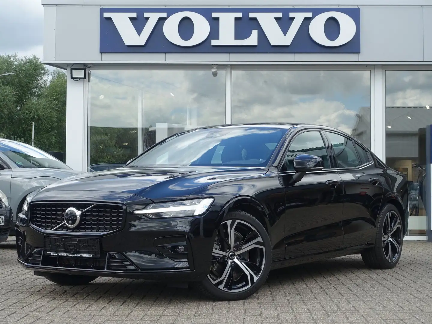Volvo S60 Ultimate Dark B5 AWD Benzin PANO/HUD/BLIS Černá - 1