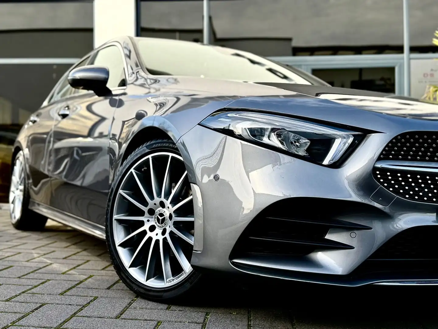 Mercedes-Benz A 180 7G-DCT AMG Line/ 19'' / aus 1.Hand Grau - 2