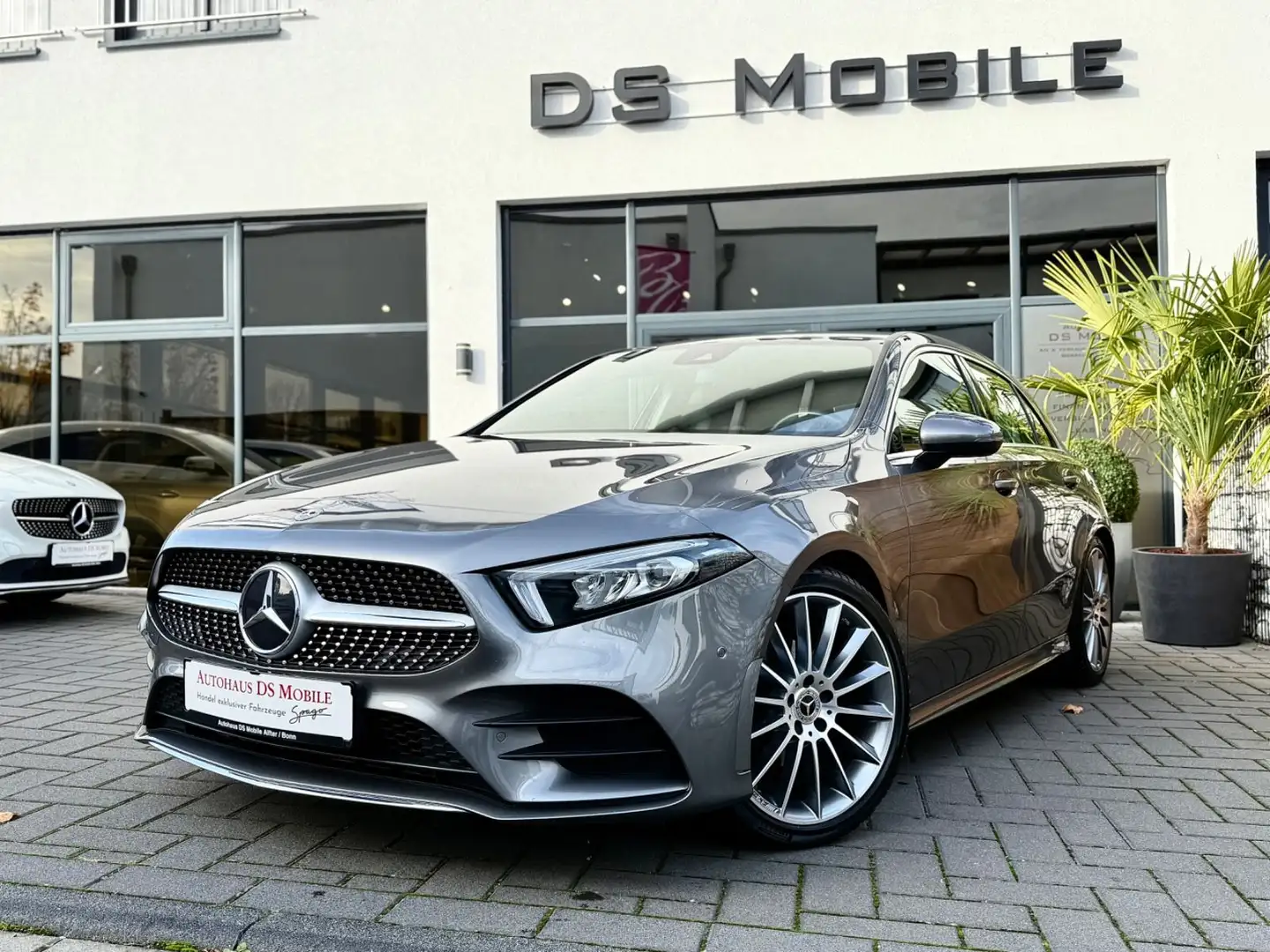 Mercedes-Benz A 180 7G-DCT AMG Line/ 19'' / aus 1.Hand Grau - 1
