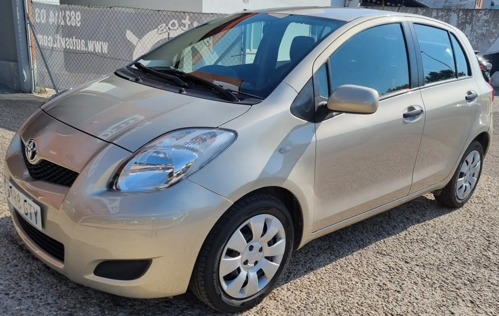 Toyota Yaris 1.4D-4D Active Beige - 1