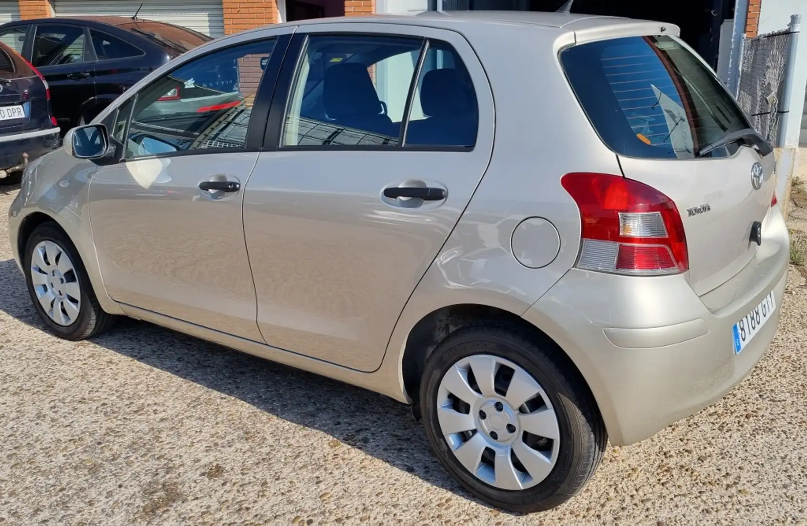 Toyota Yaris 1.4D-4D Active Beige - 2