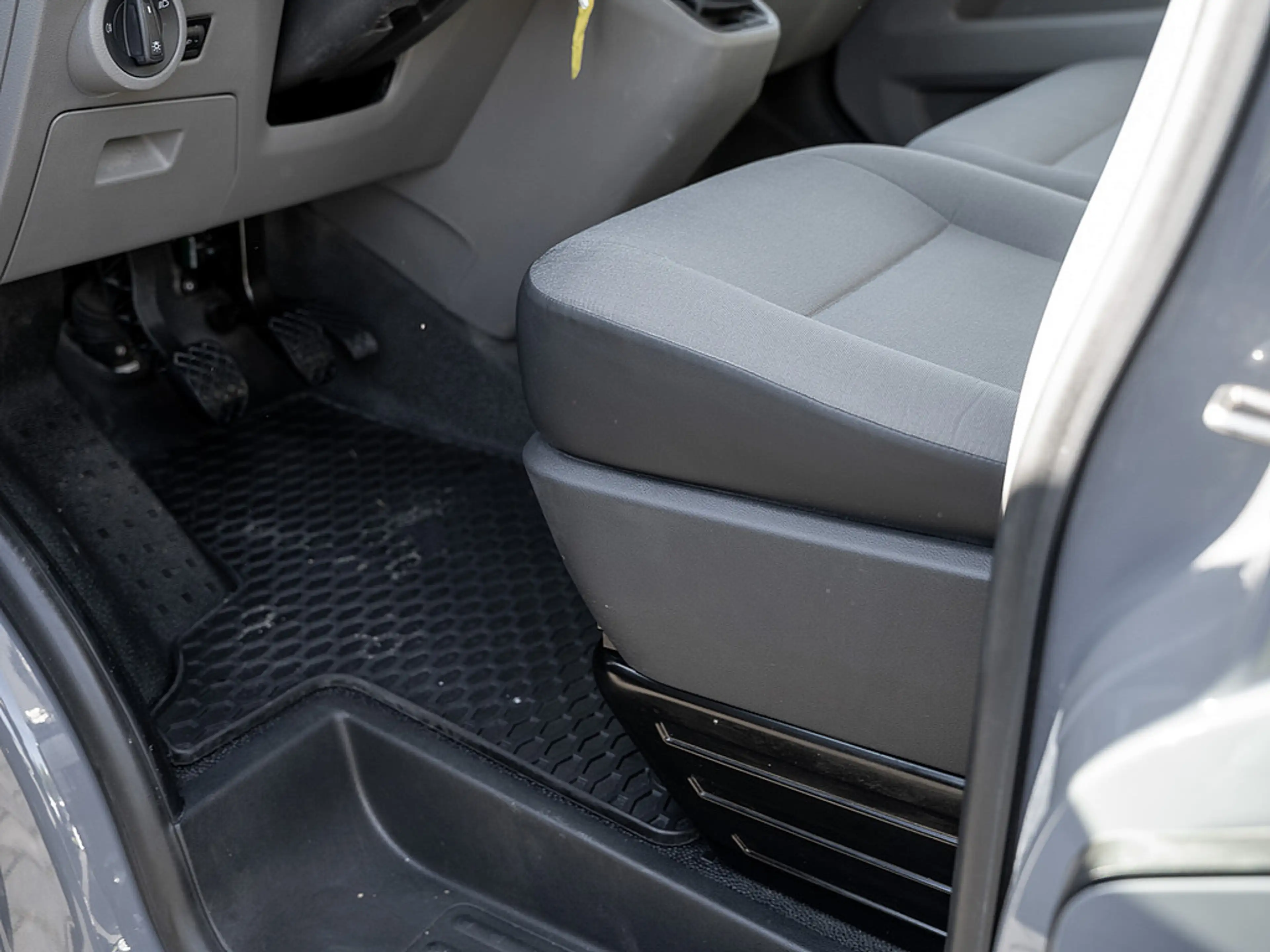 Volkswagen T6.1 Transporter Kombi 2.0 TDI FWD AHK KLIMA — photo 13