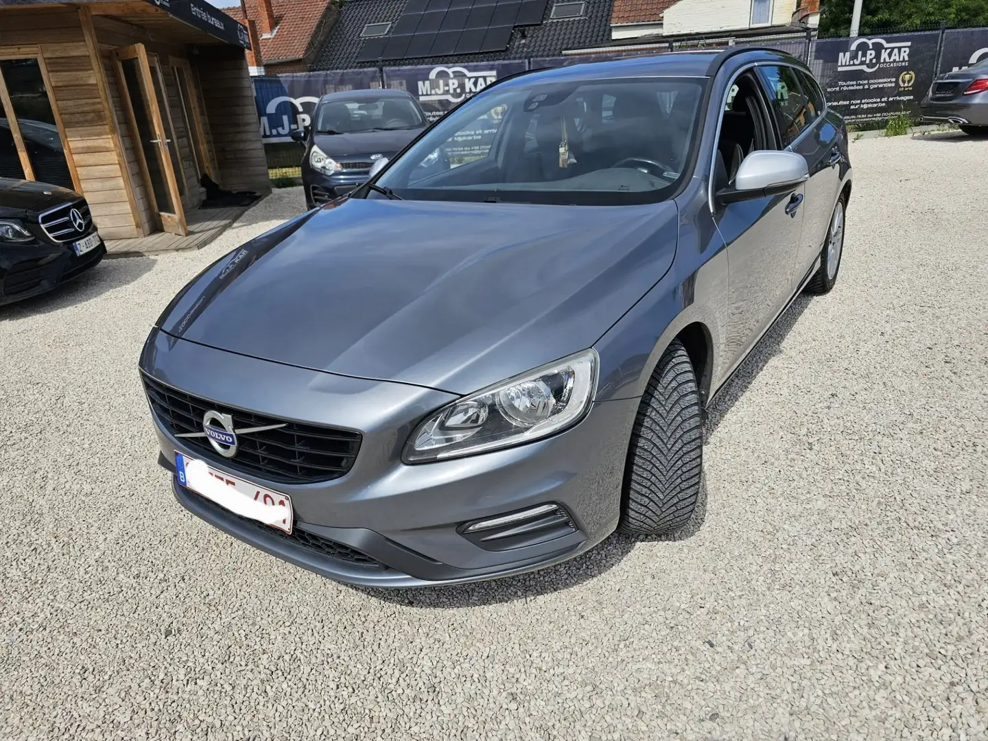 Volvo V60 2.0 D2 Momentum R-Design - 1