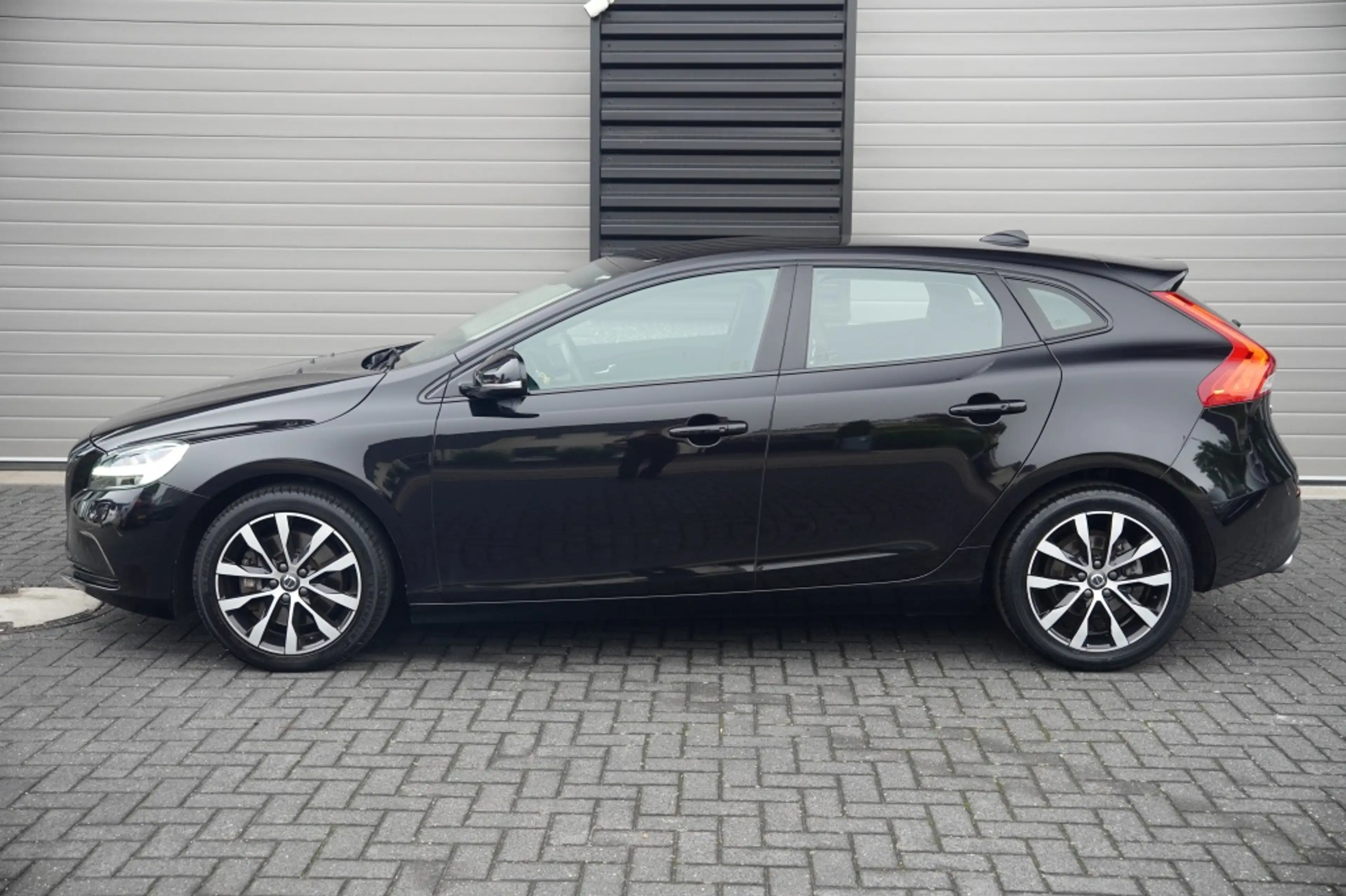 Volvo V40 1.5 T3 R-Design — photo 2