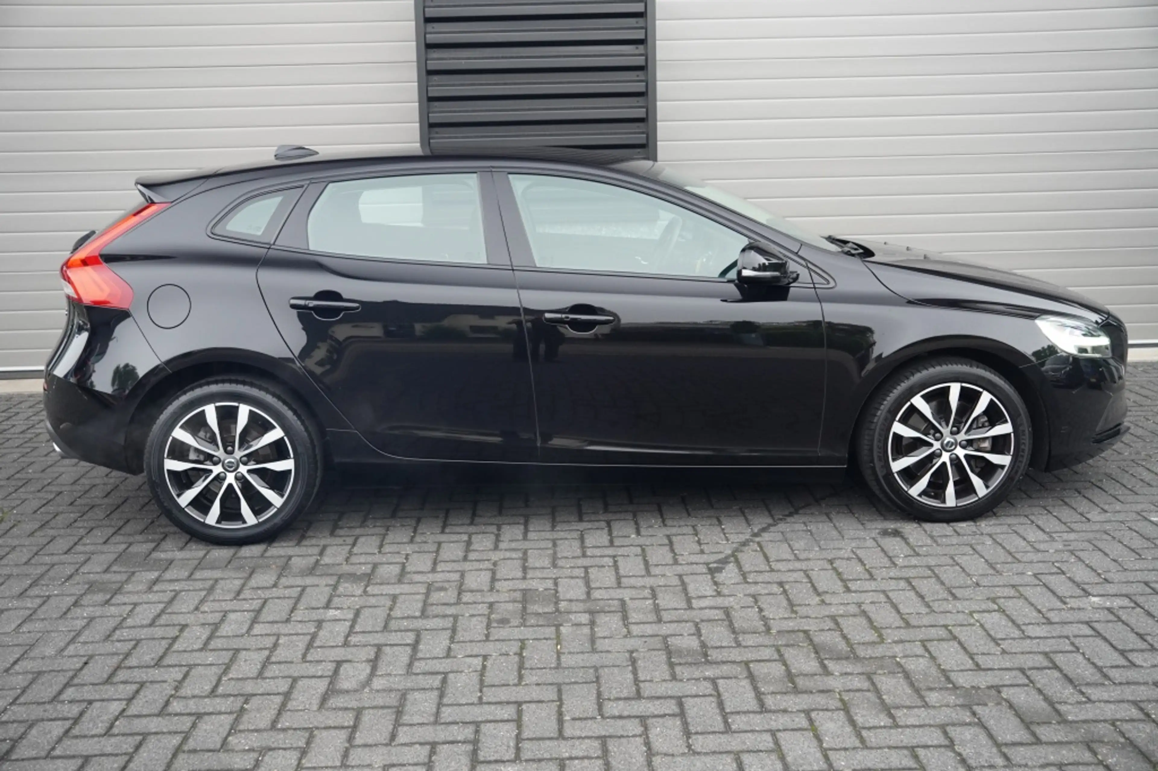 Volvo V40 1.5 T3 R-Design — photo 6