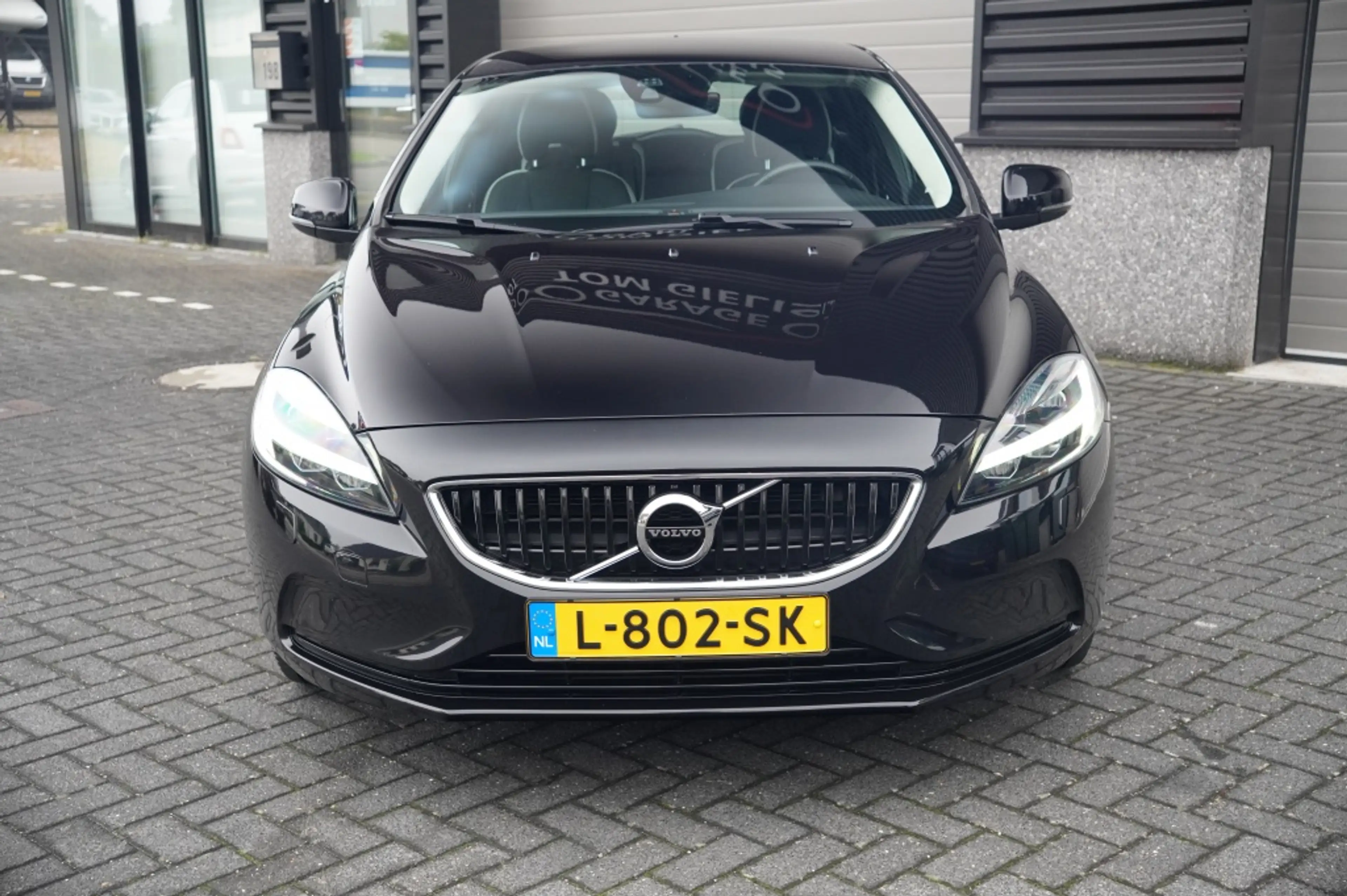 Volvo V40 1.5 T3 R-Design — photo 8