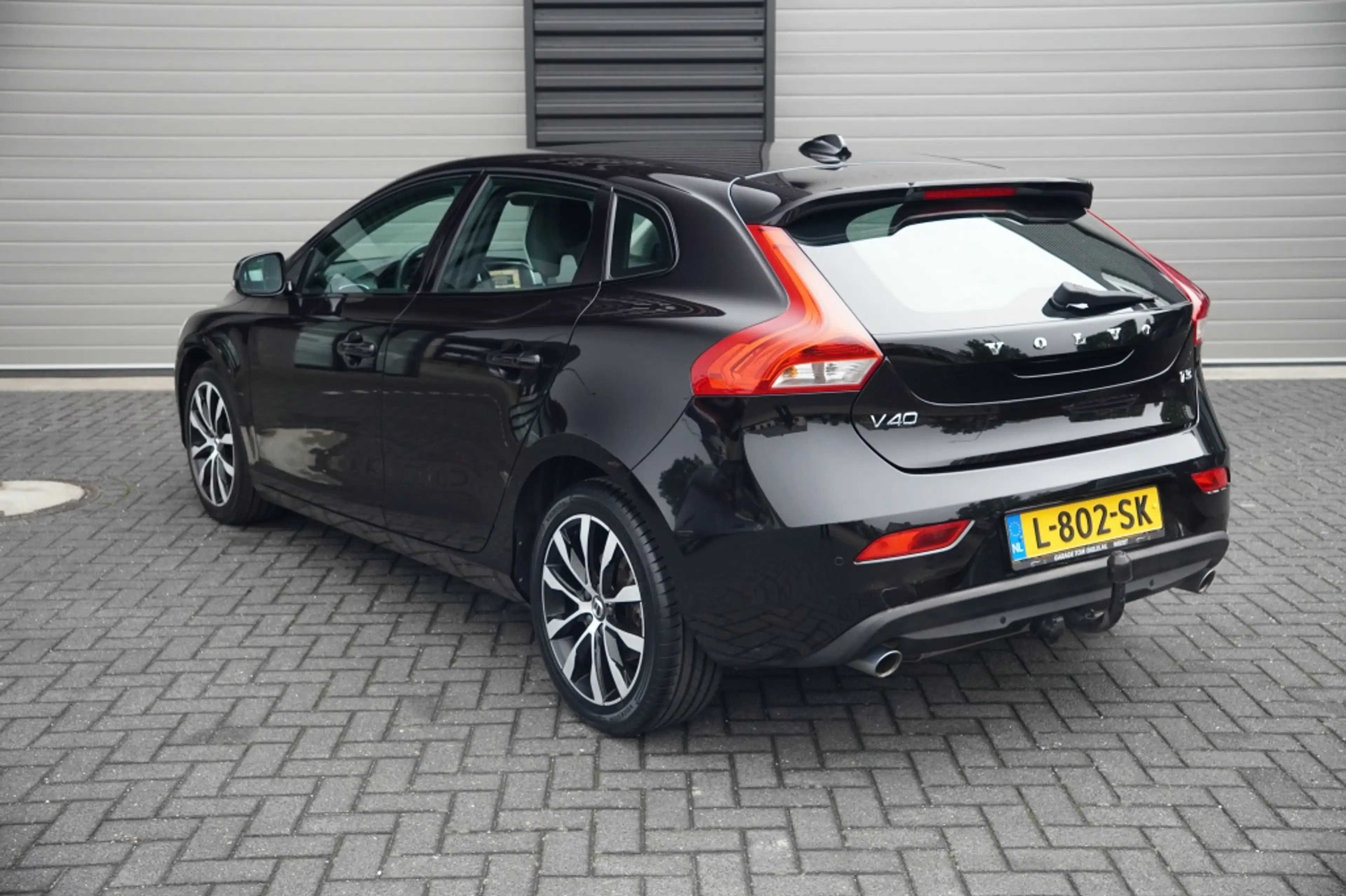Volvo V40 1.5 T3 R-Design — photo 3