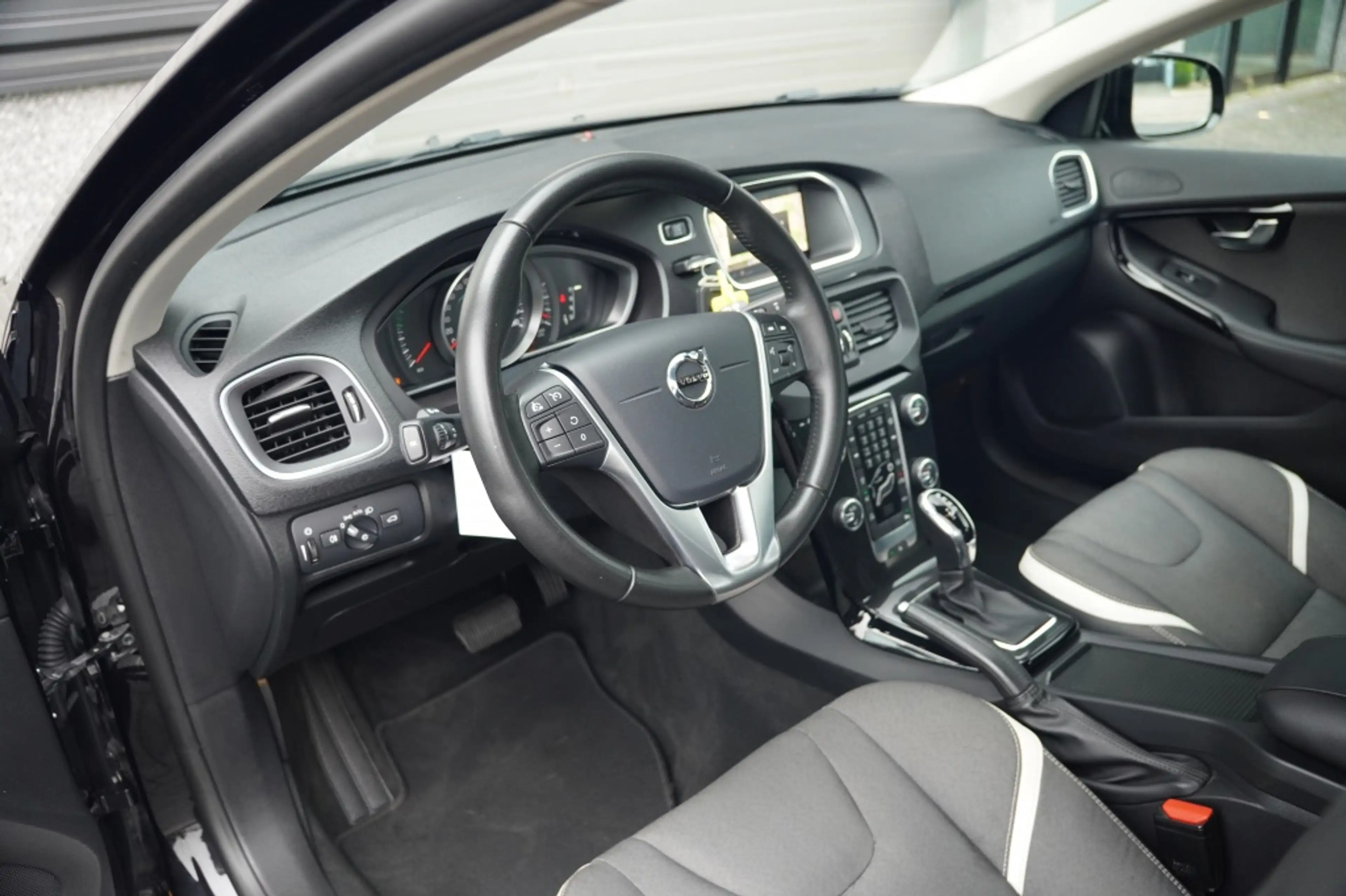Volvo V40 1.5 T3 R-Design — photo 9