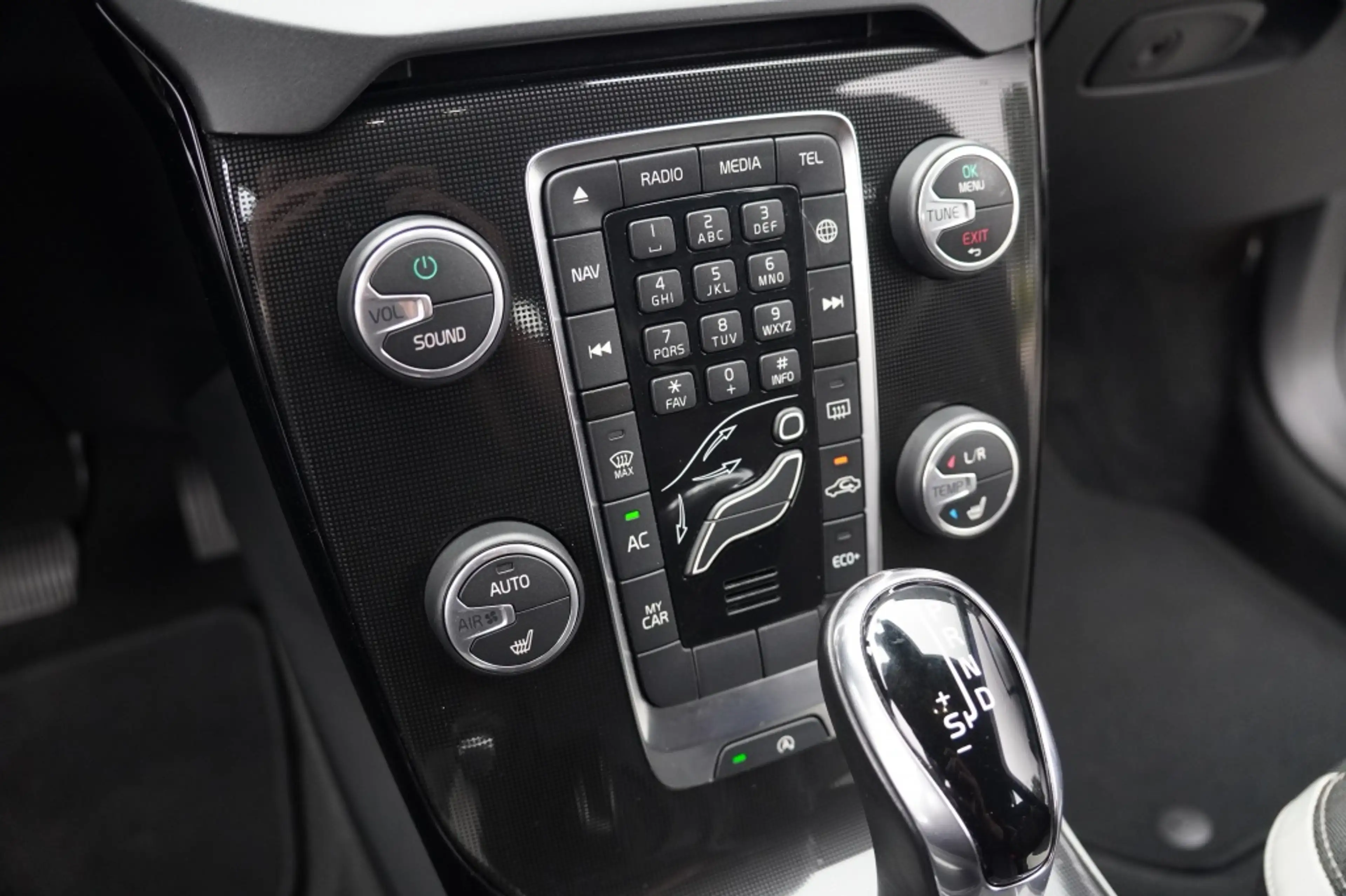 Volvo V40 1.5 T3 R-Design — photo 14