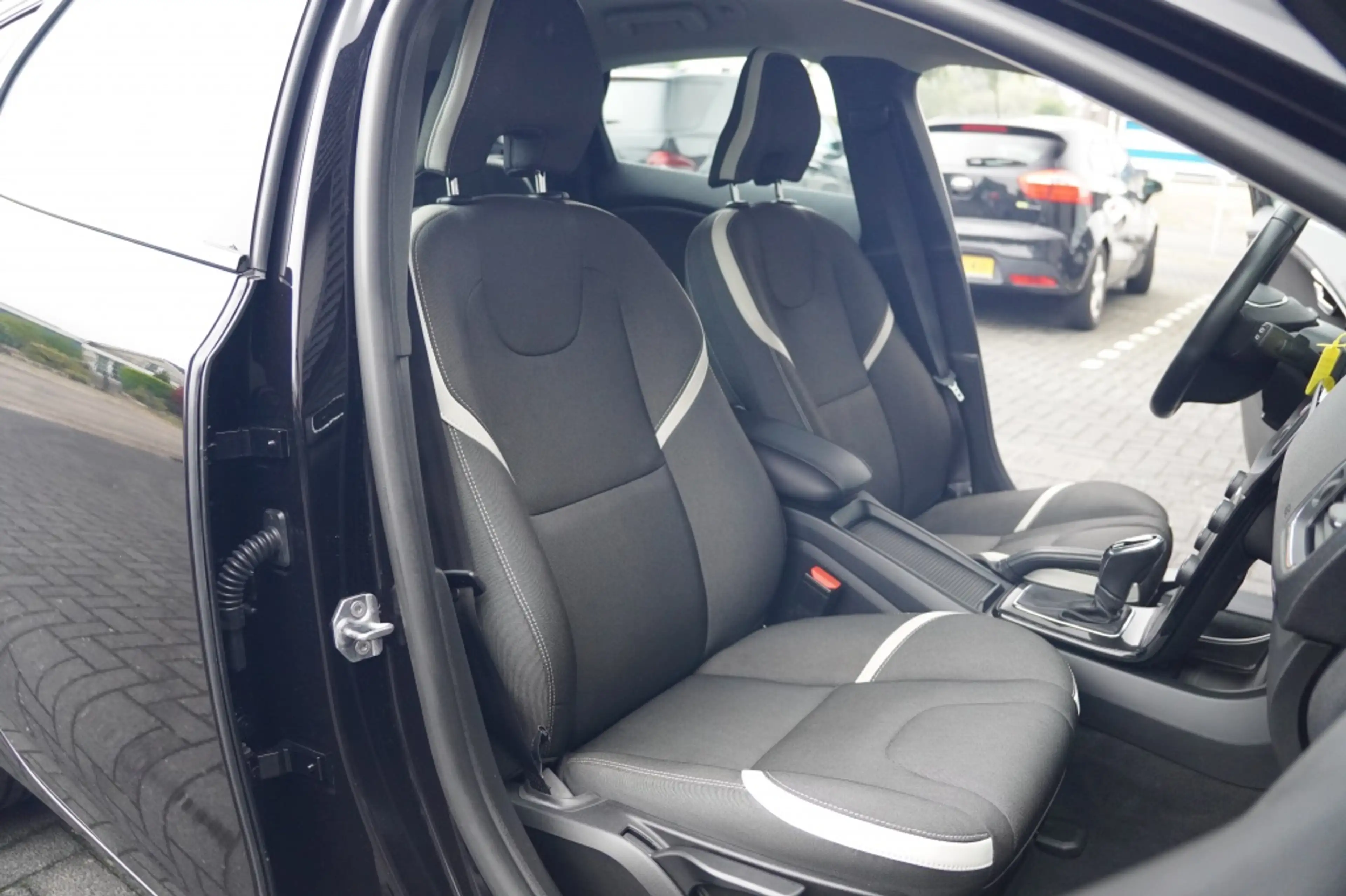 Volvo V40 1.5 T3 R-Design — photo 10