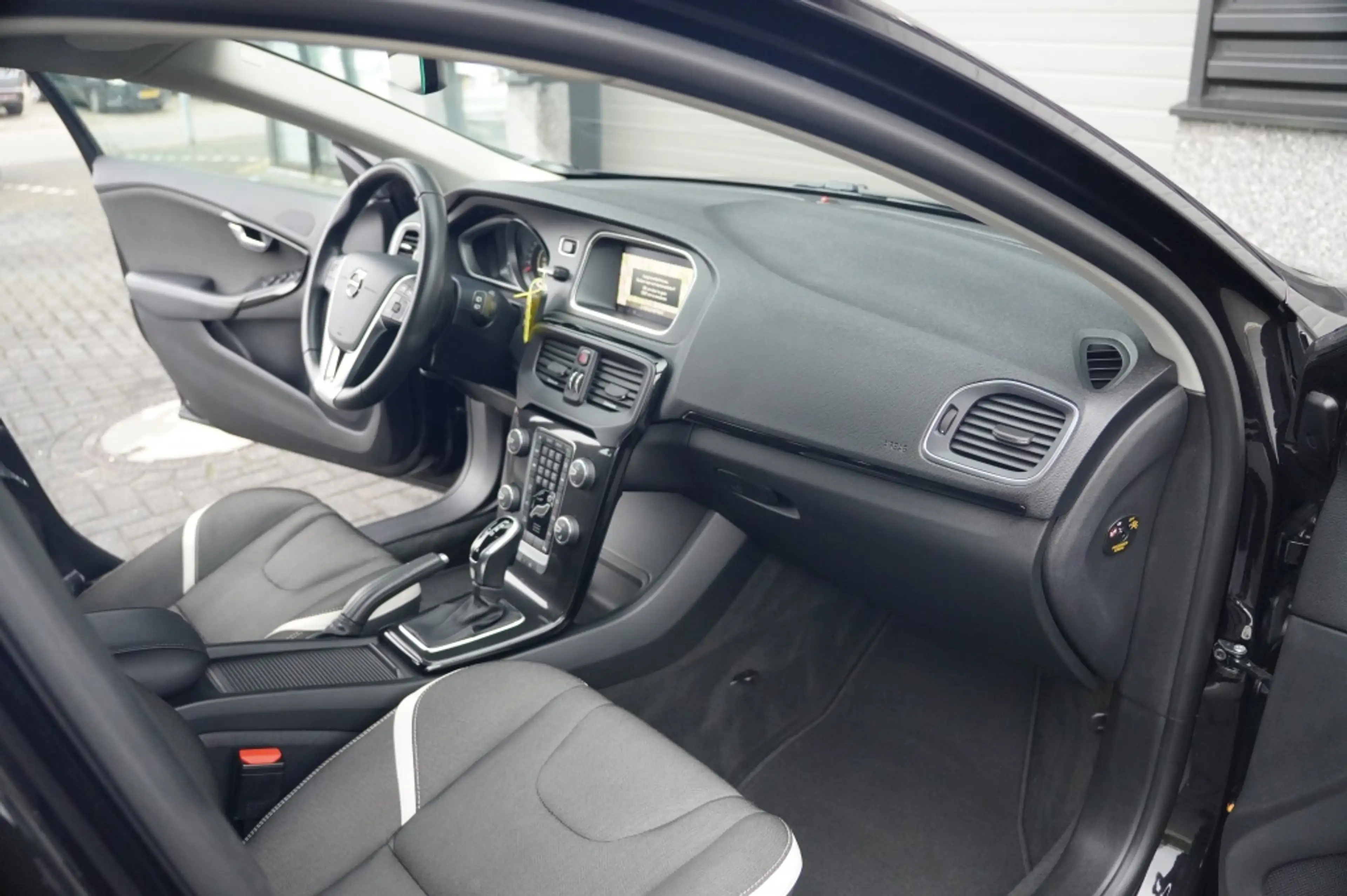 Volvo V40 1.5 T3 R-Design — photo 11