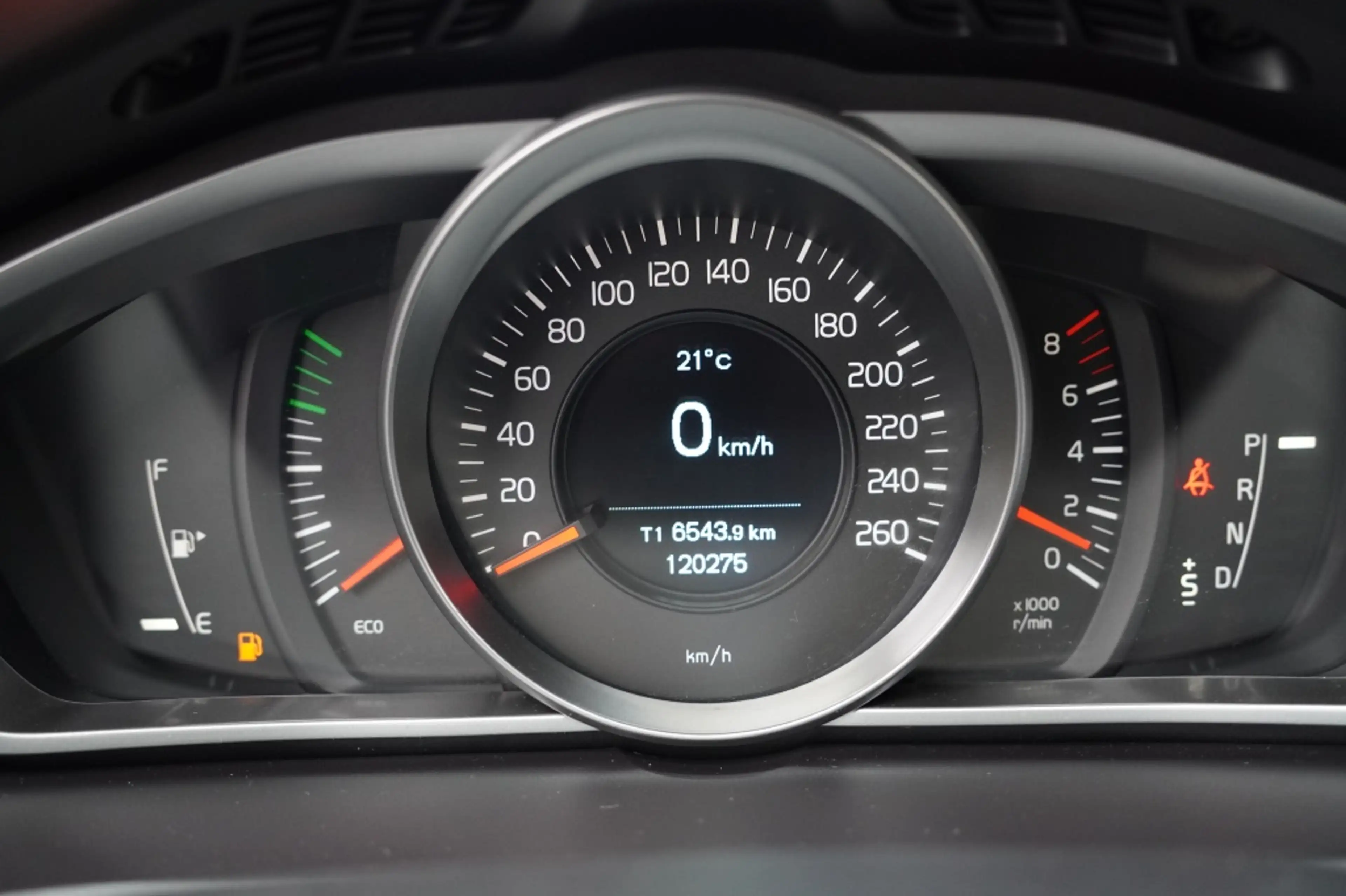 Volvo V40 1.5 T3 R-Design — photo 13