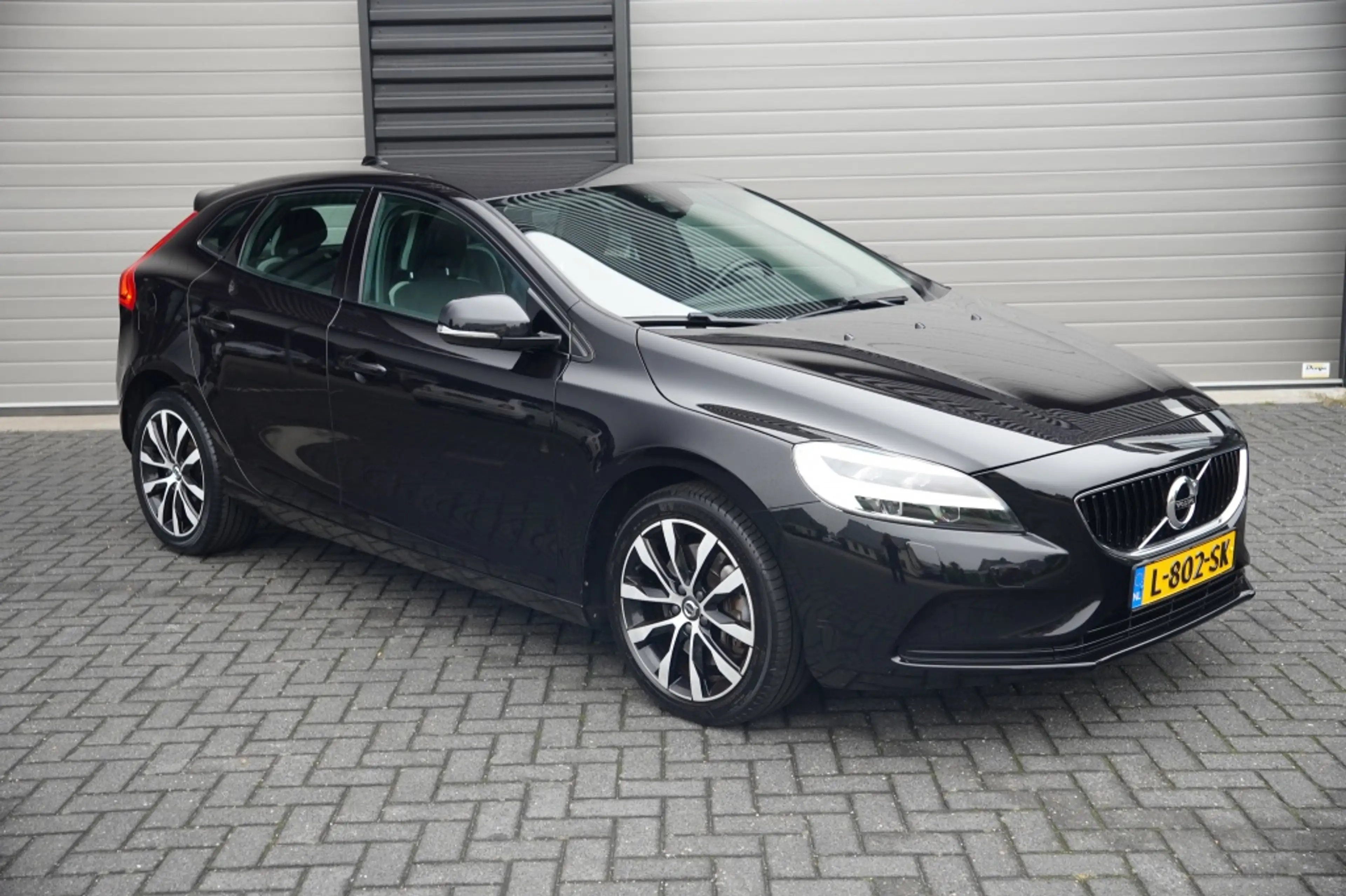 Volvo V40 1.5 T3 R-Design — photo 7