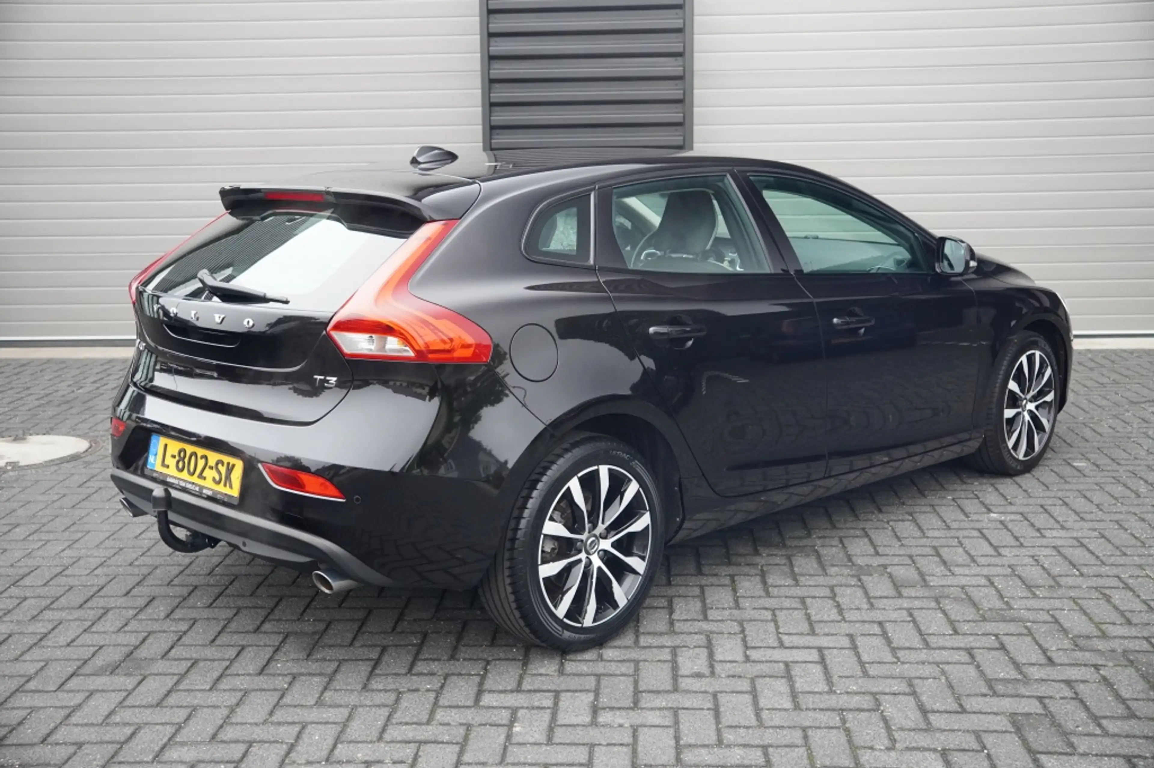 Volvo V40 1.5 T3 R-Design — photo 5