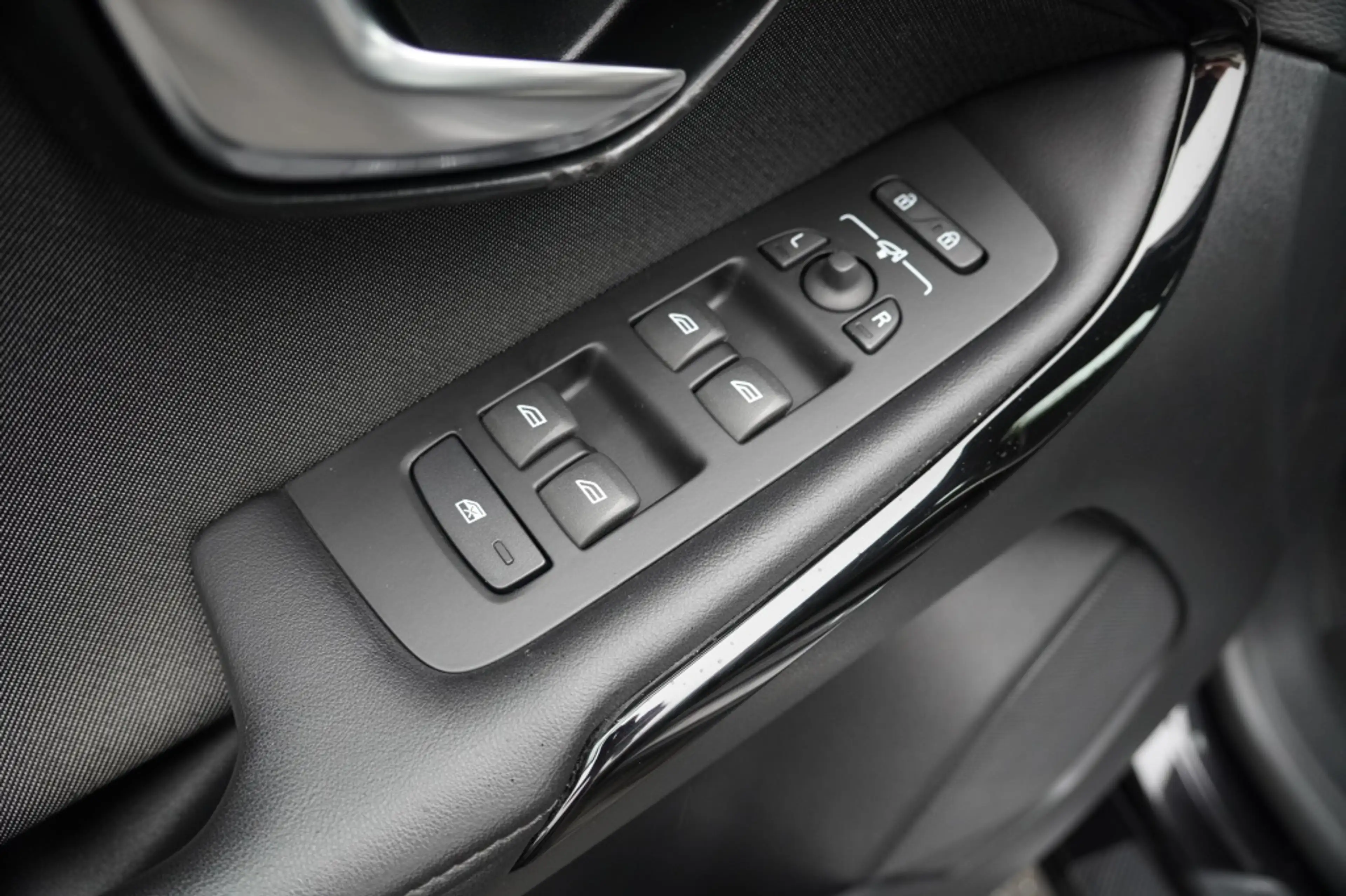 Volvo V40 1.5 T3 R-Design — photo 15