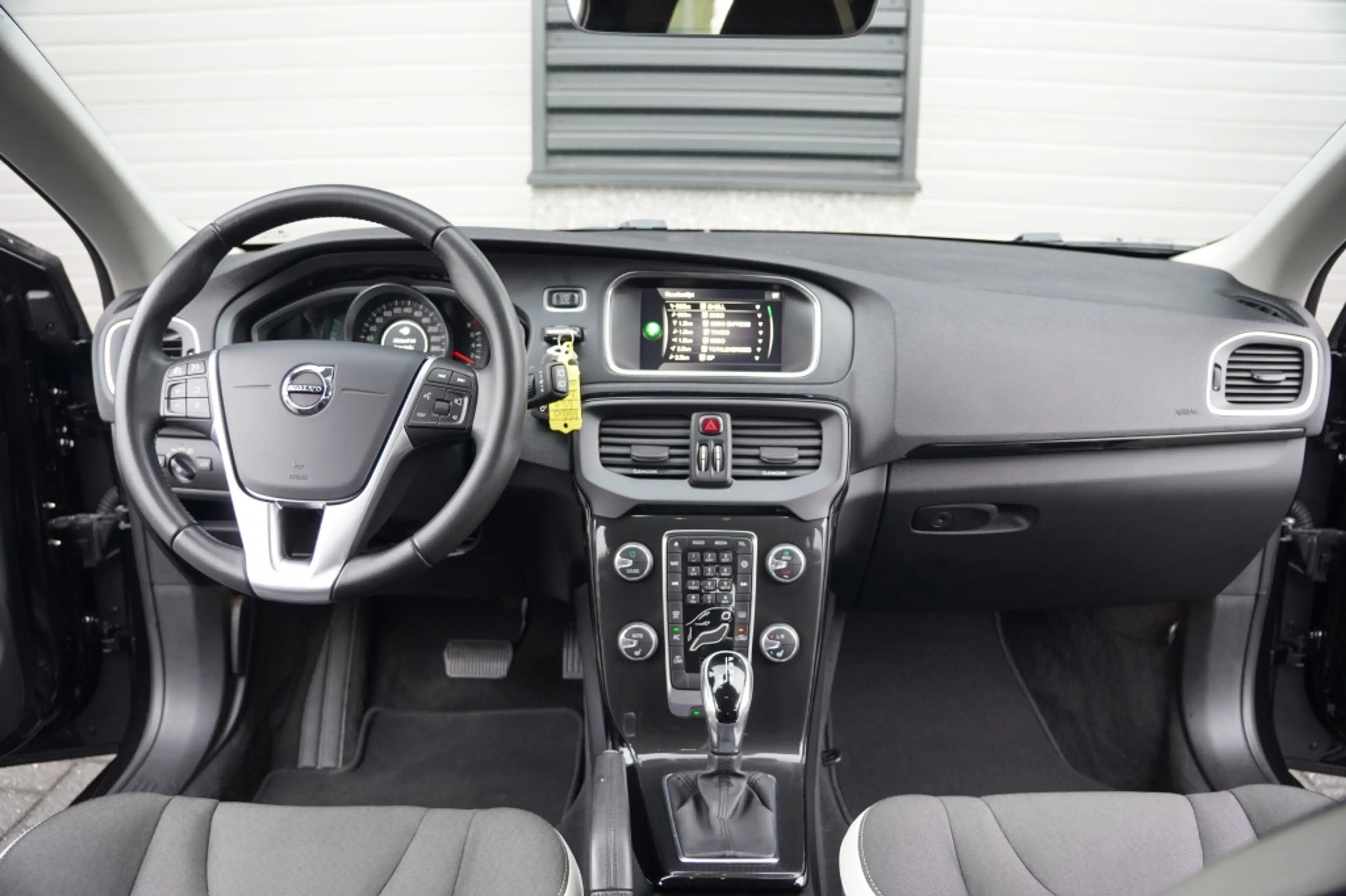 Volvo V40 1.5 T3 R-Design — photo 12