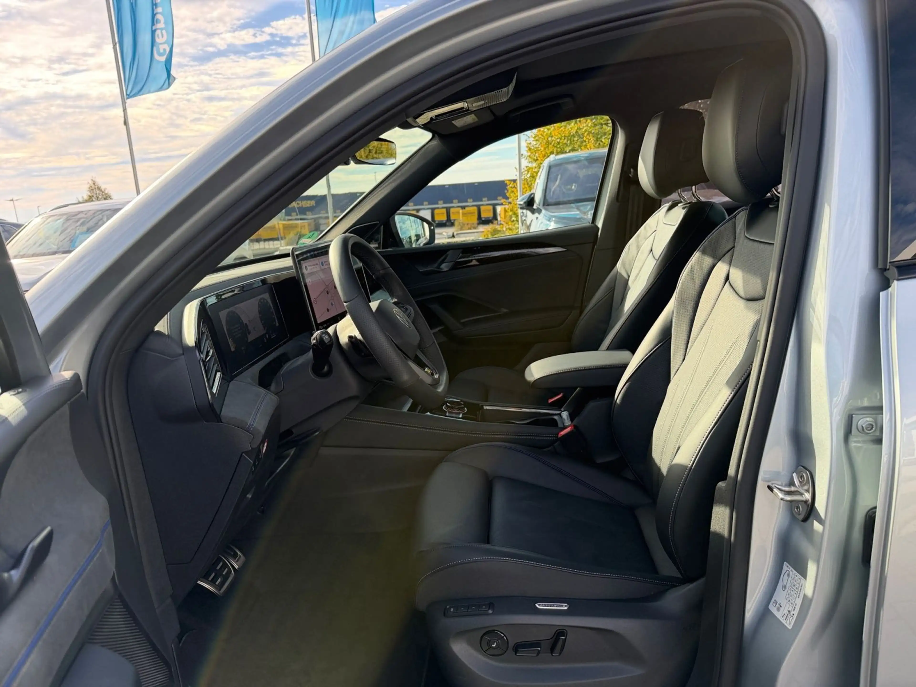 Volkswagen Tiguan 2.0TSI R-Line 4M DSG AHK Leder Navi LED — photo 10