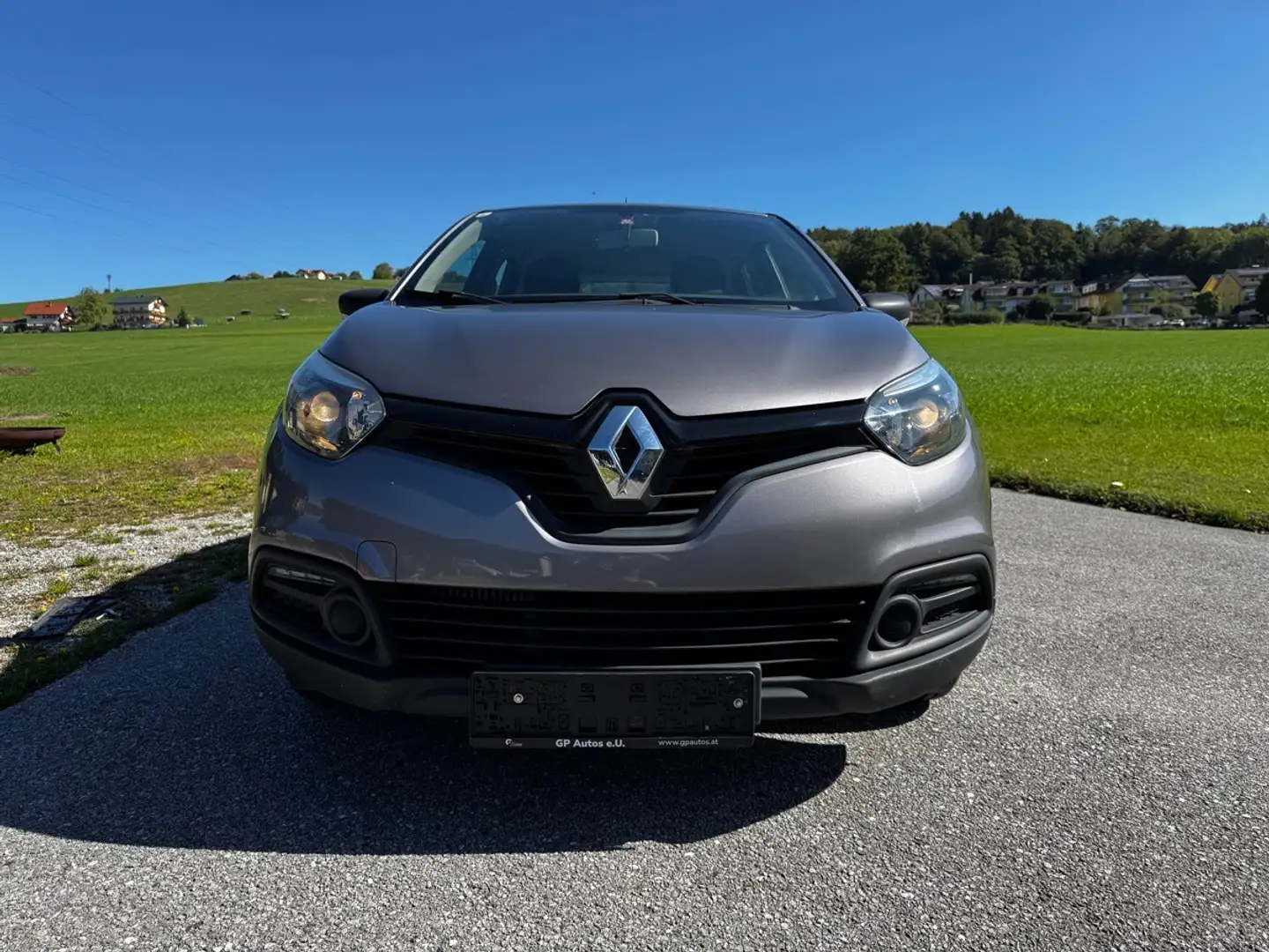 Renault Captur 1,0 - Erstbesitz, vor 300 km ÖAMTC geprüft. Grau - 2