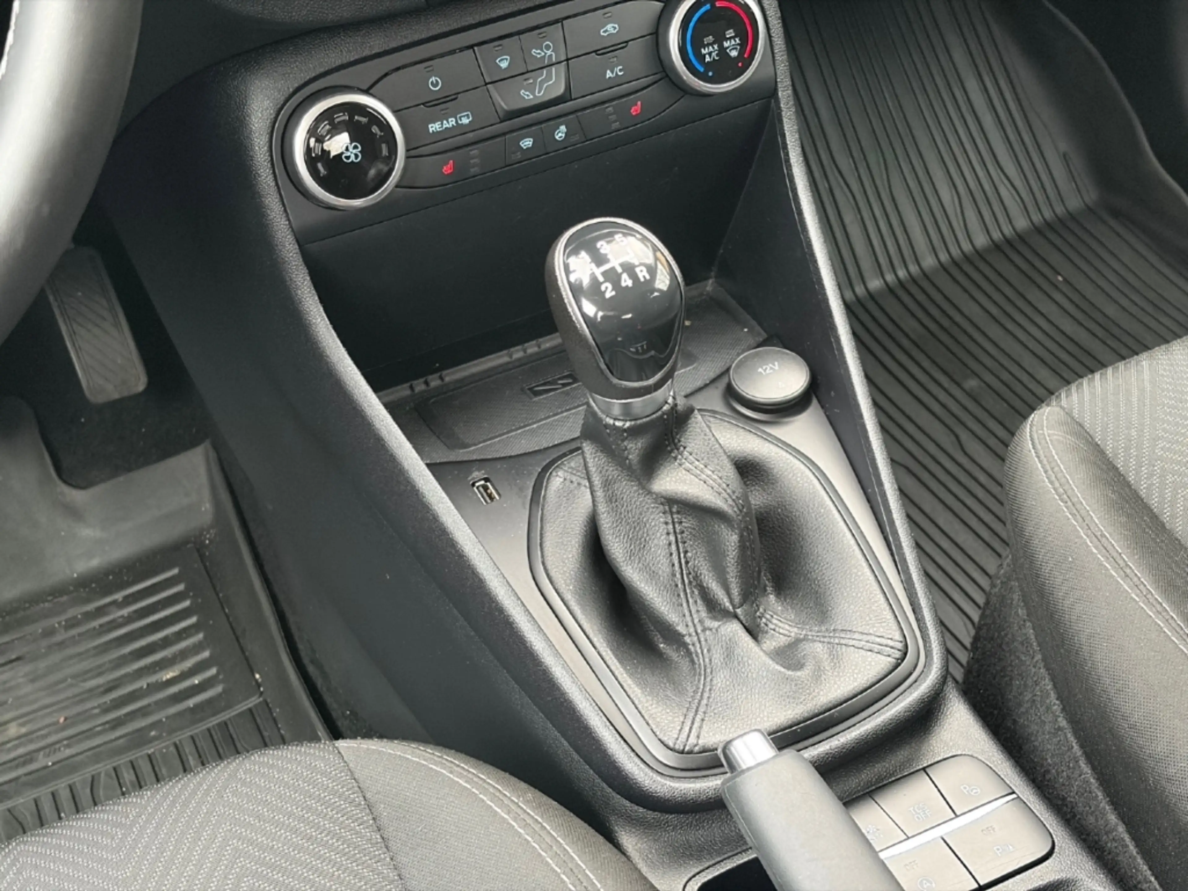 Ford Fiesta 1.1 Cool & Connect — photo 11