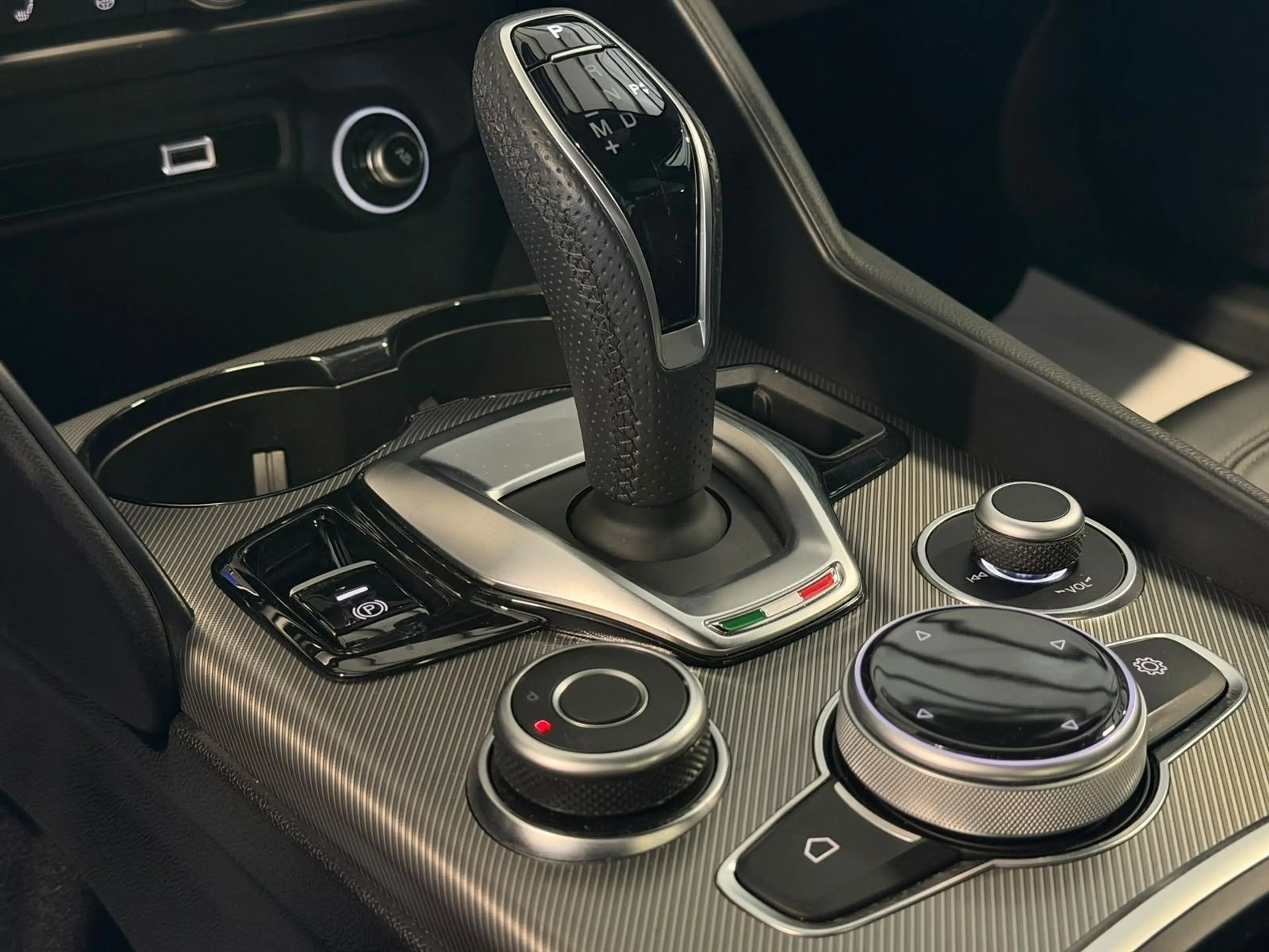 Alfa Romeo Giulia Veloce Q4 MATRIX+ACC+KAM+LEDER+SHZ+TOT.W+ — photo 12