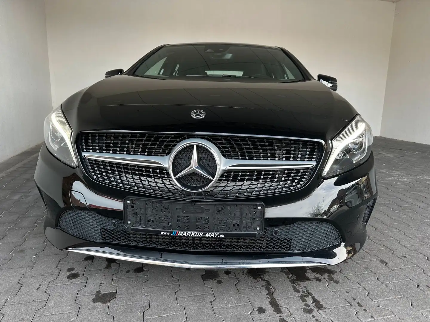 Mercedes-Benz A 200 BlueEfficiency Navi LED Sportsitze PDC AHK Black - 2