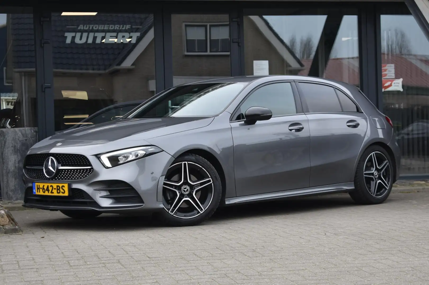 Mercedes-Benz A 180 AMG | NIGHT PAKKET | CAMERA | APPLE CARPLAY | ANDR Grijs - 1