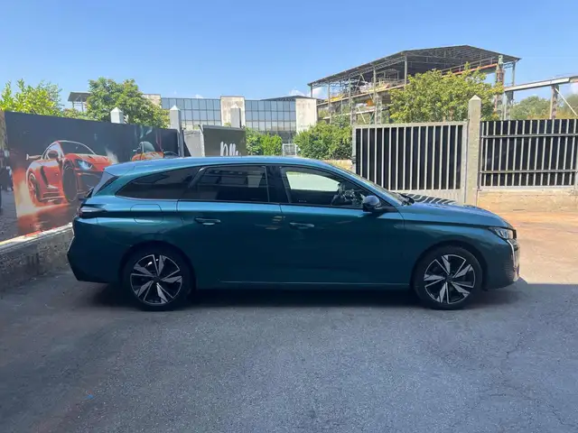 Peugeot 308 view 4