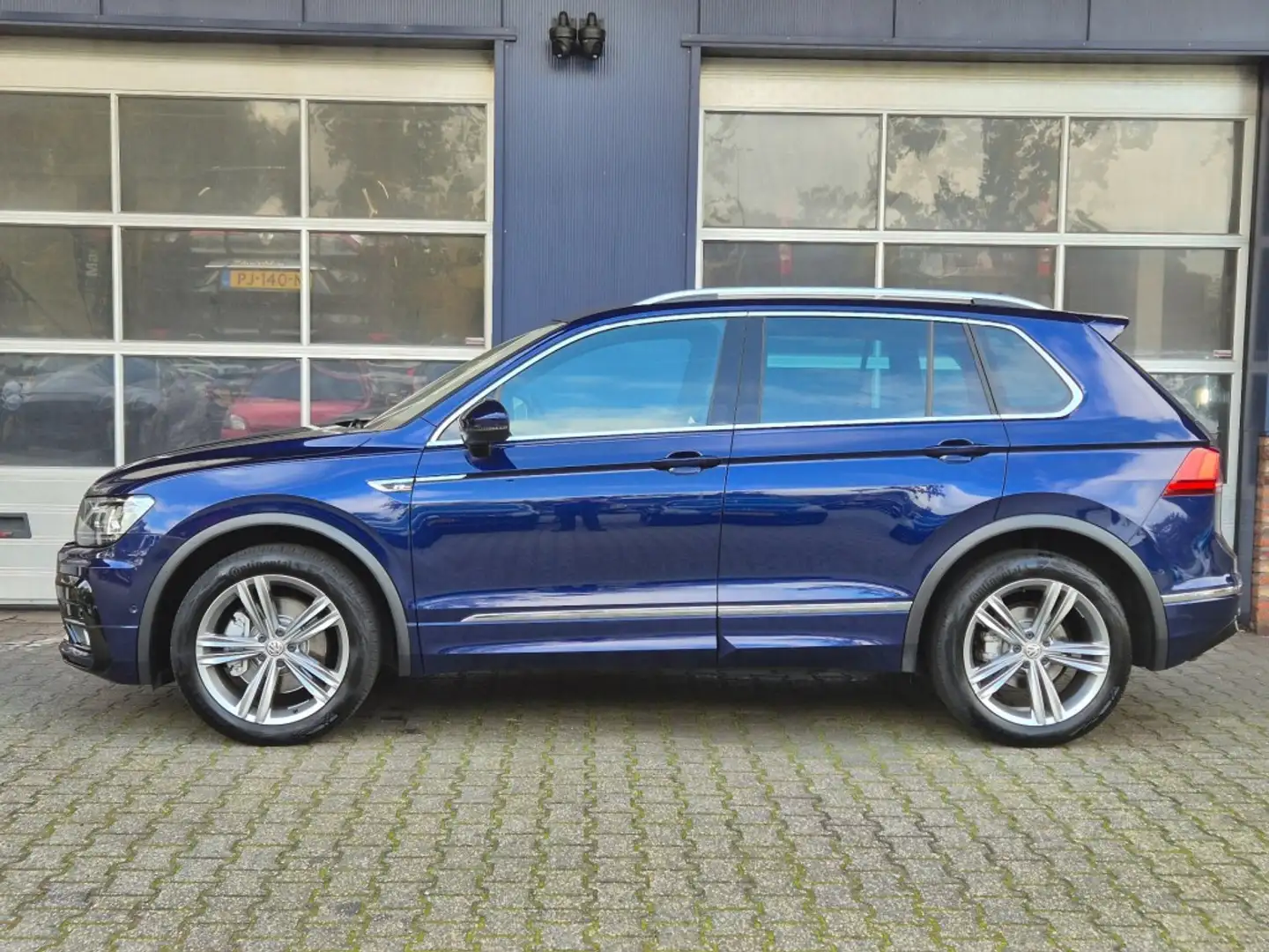 Volkswagen Tiguan 2.0 TSI 4Motion High Line BUS R 2500kg trekgewicht Bleu - 2
