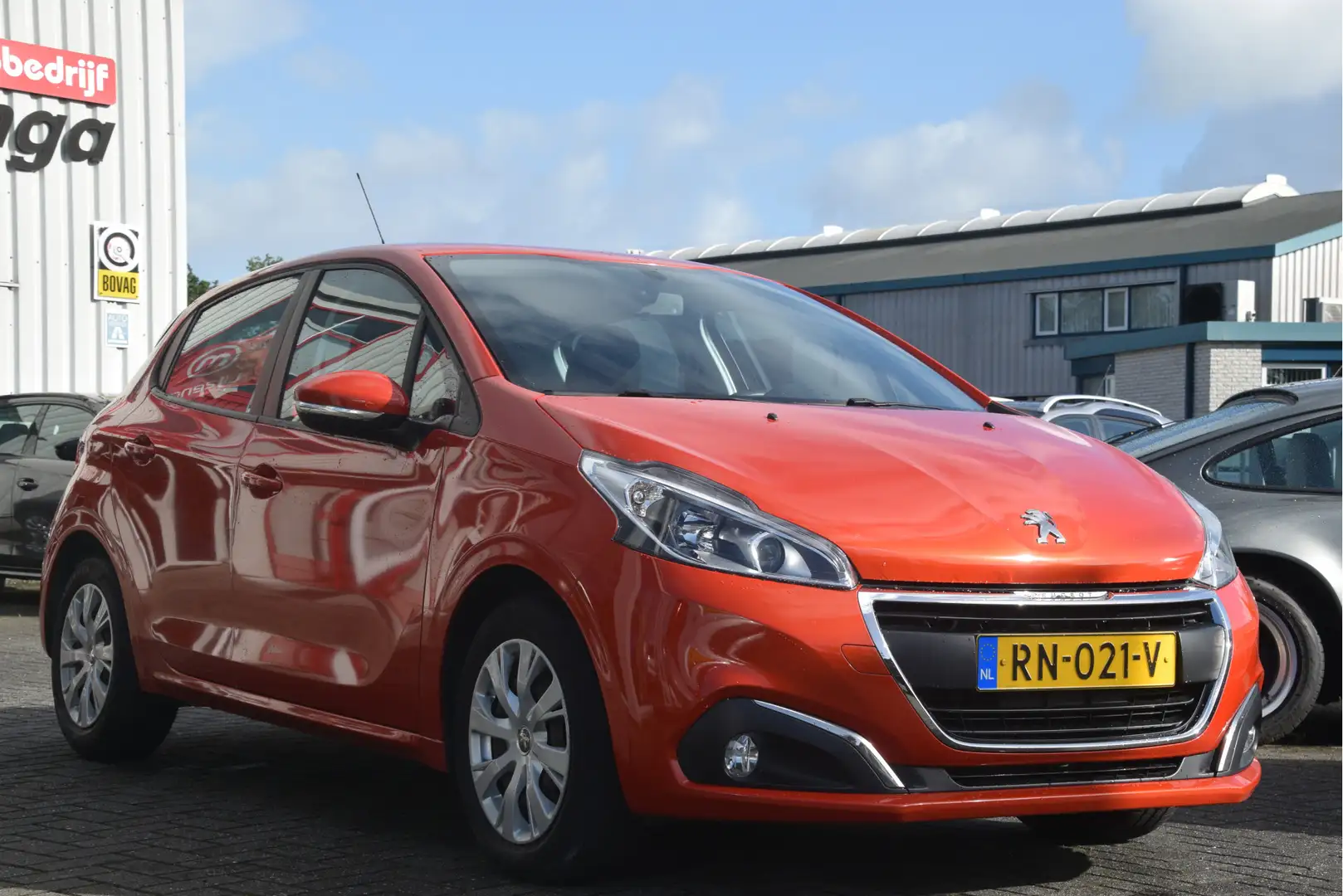 Peugeot 208 1.2 PureTech Blue Lion Carplay | DAB | Airco | Blu Oranje - 2