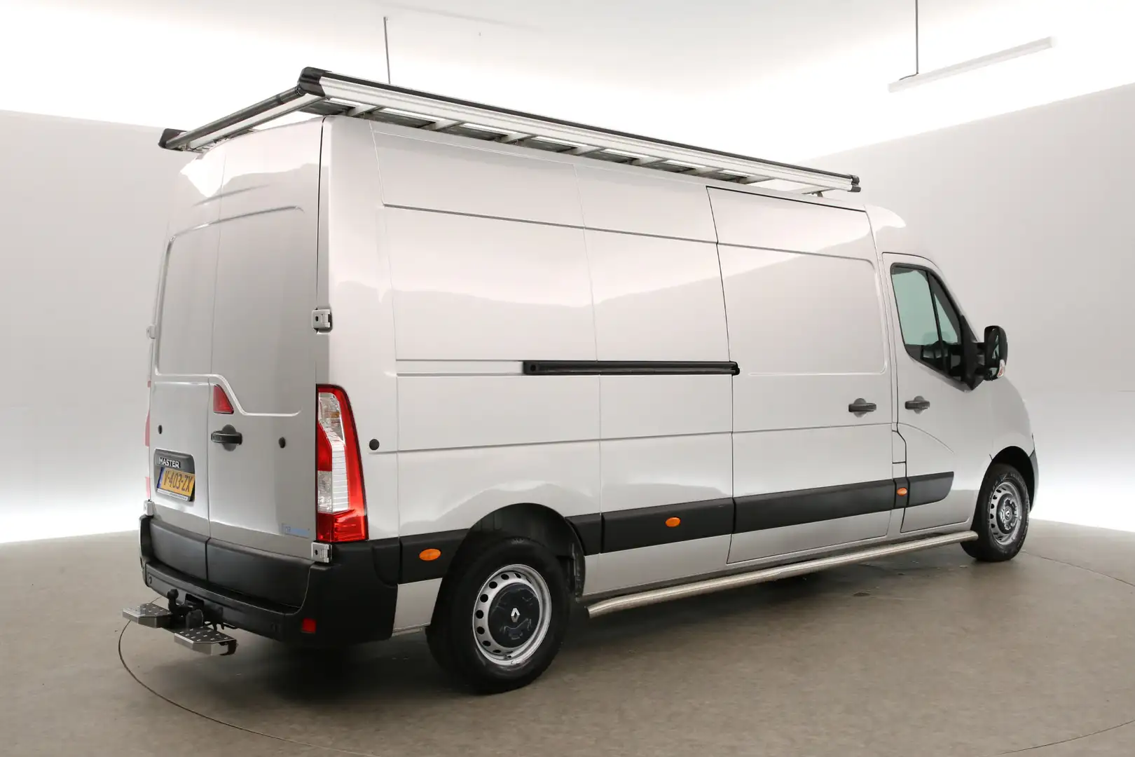 Renault Master T35 2.3 dCi L3H2 146PK Airco Cruise Navigatie PDC Zilver - 2