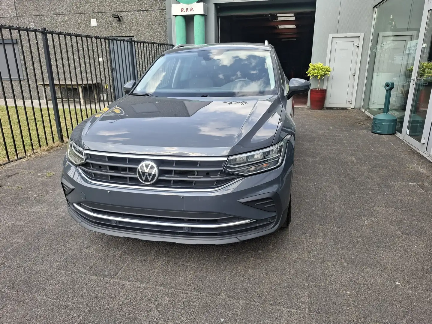 Volkswagen Tiguan 1.5 TSI OPF United DSG Gris - 2