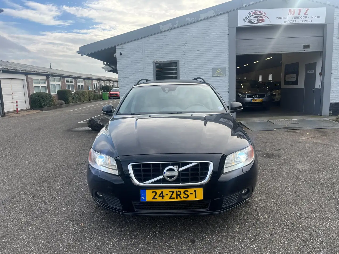 Volvo V70 1.6 T4 Limited Edition LEES TEKST Zwart - 2