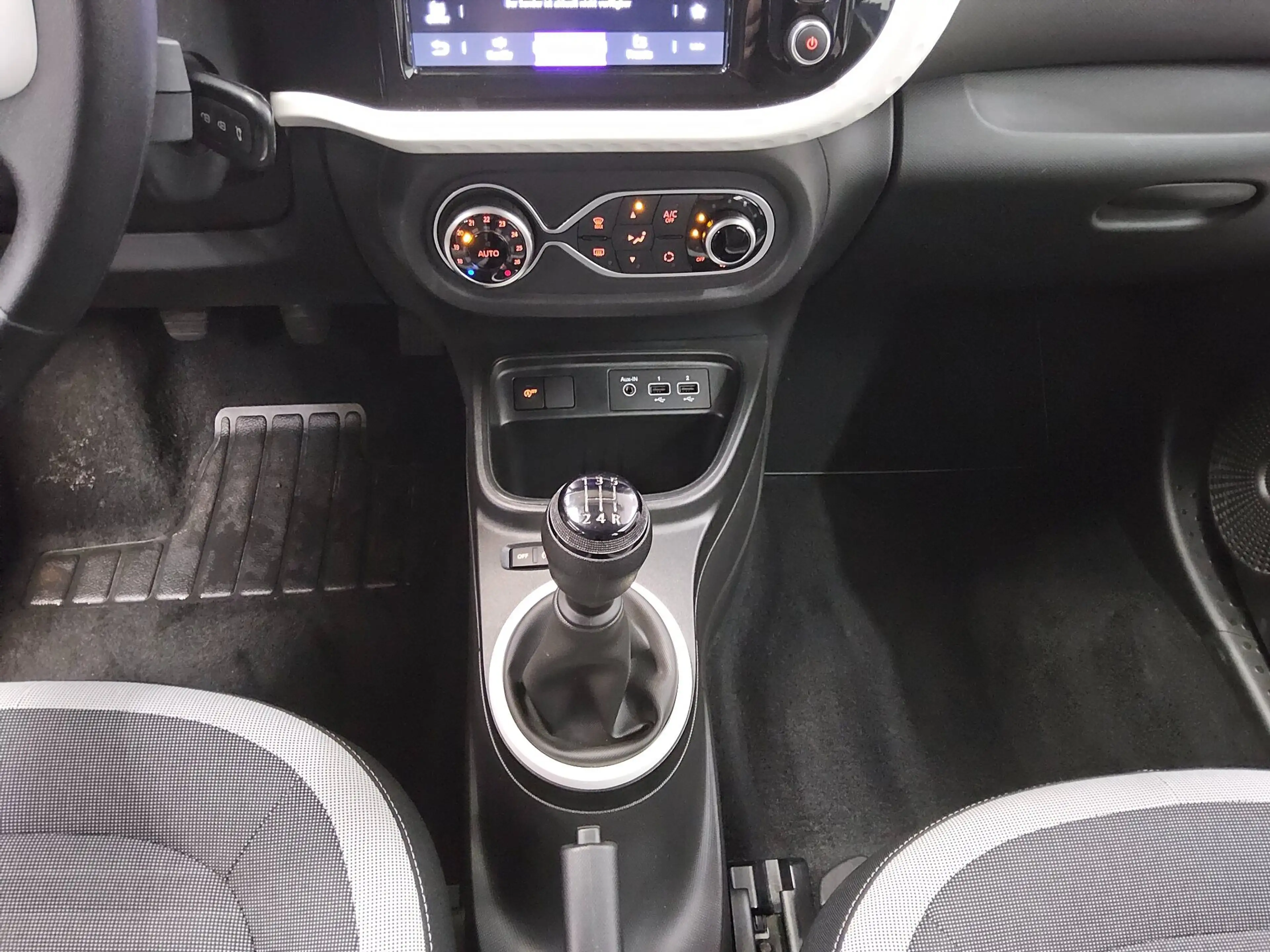 Renault Twingo TWINGO T-LEDER KLIMA RADIO BT USB DAB — photo 6