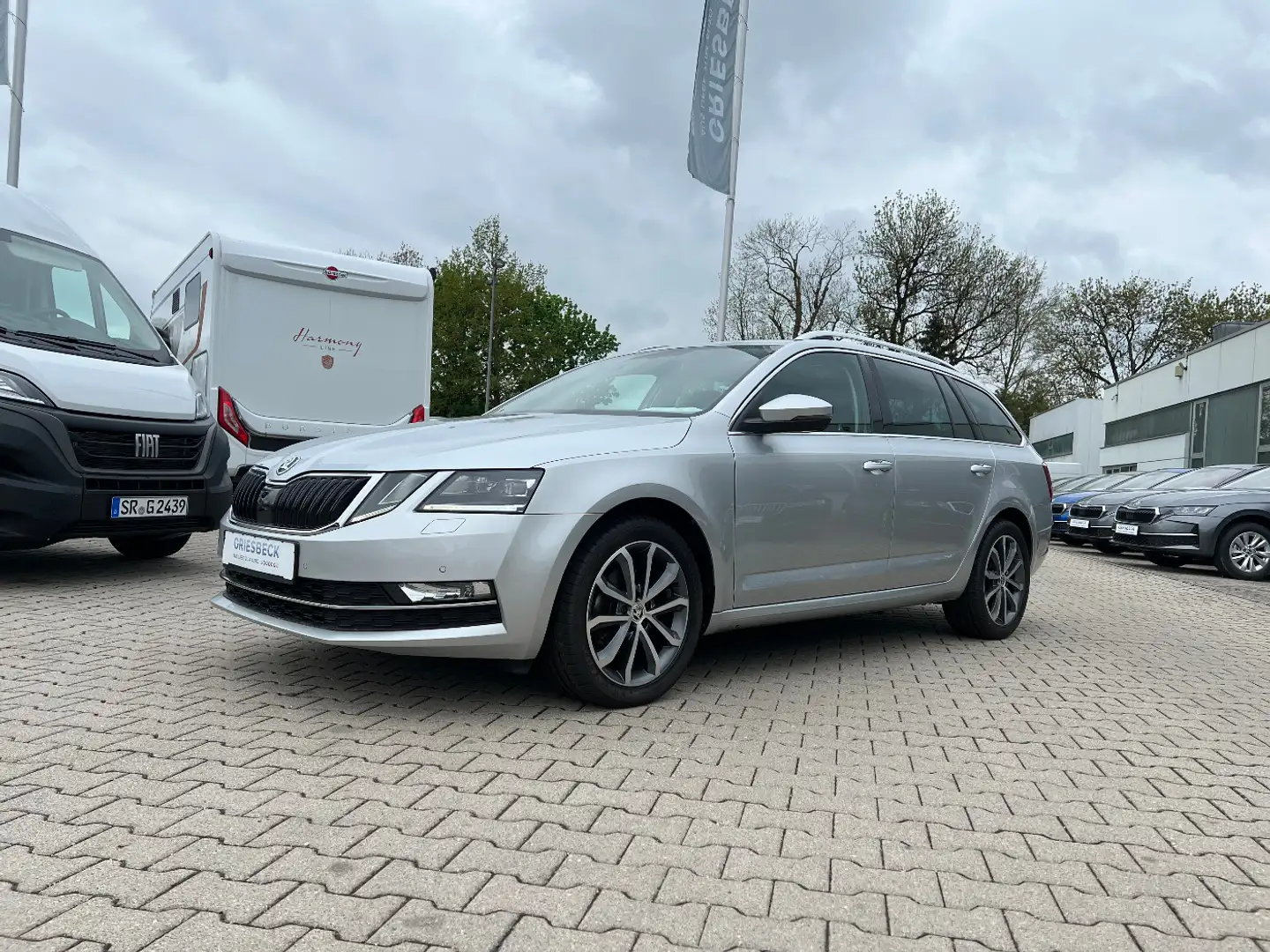 Skoda Octavia Combi 2.0 TDI Premium Edition *LED AHK* Silber - 1
