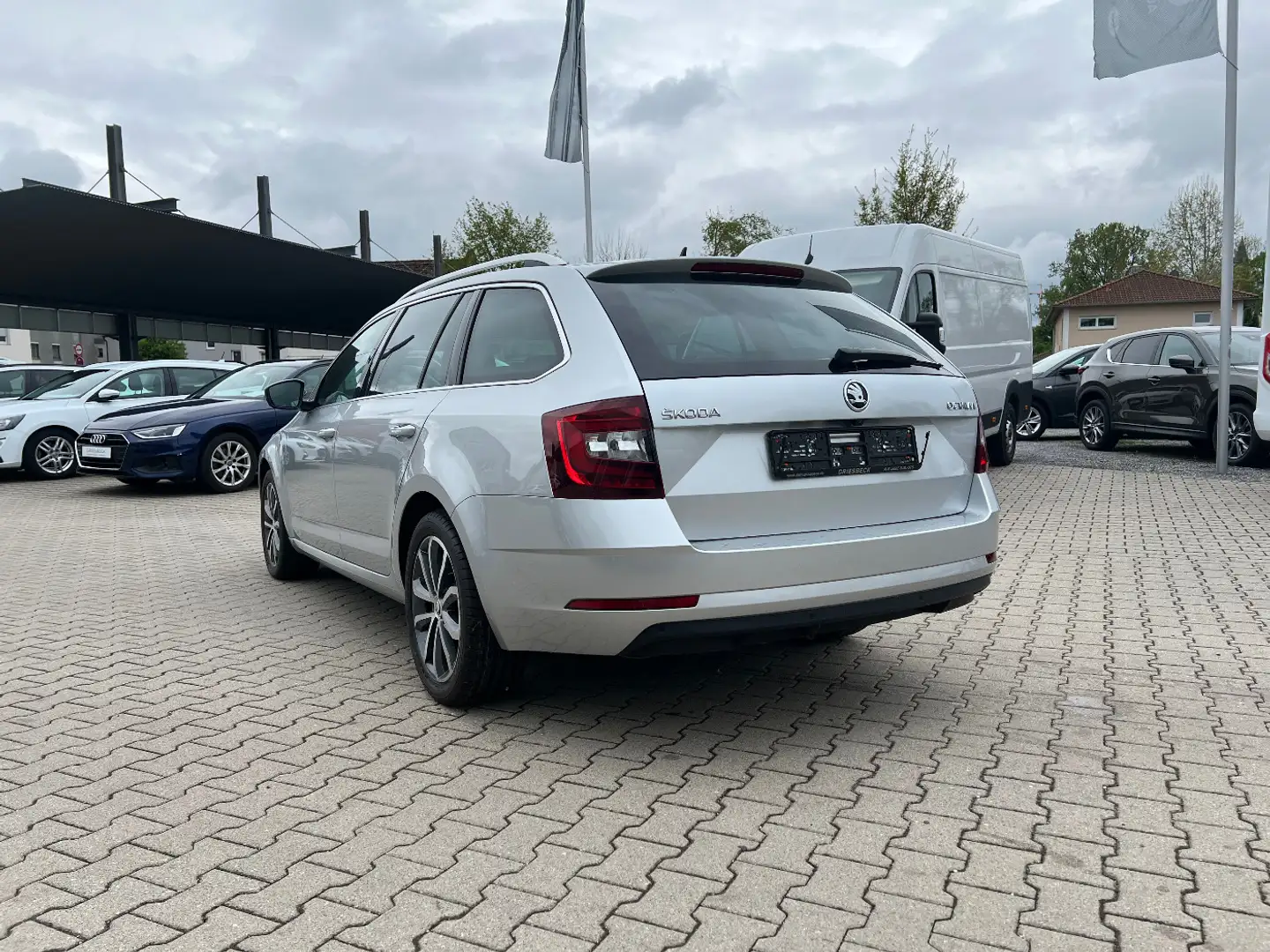 Skoda Octavia Combi 2.0 TDI Premium Edition *LED AHK* Silber - 2