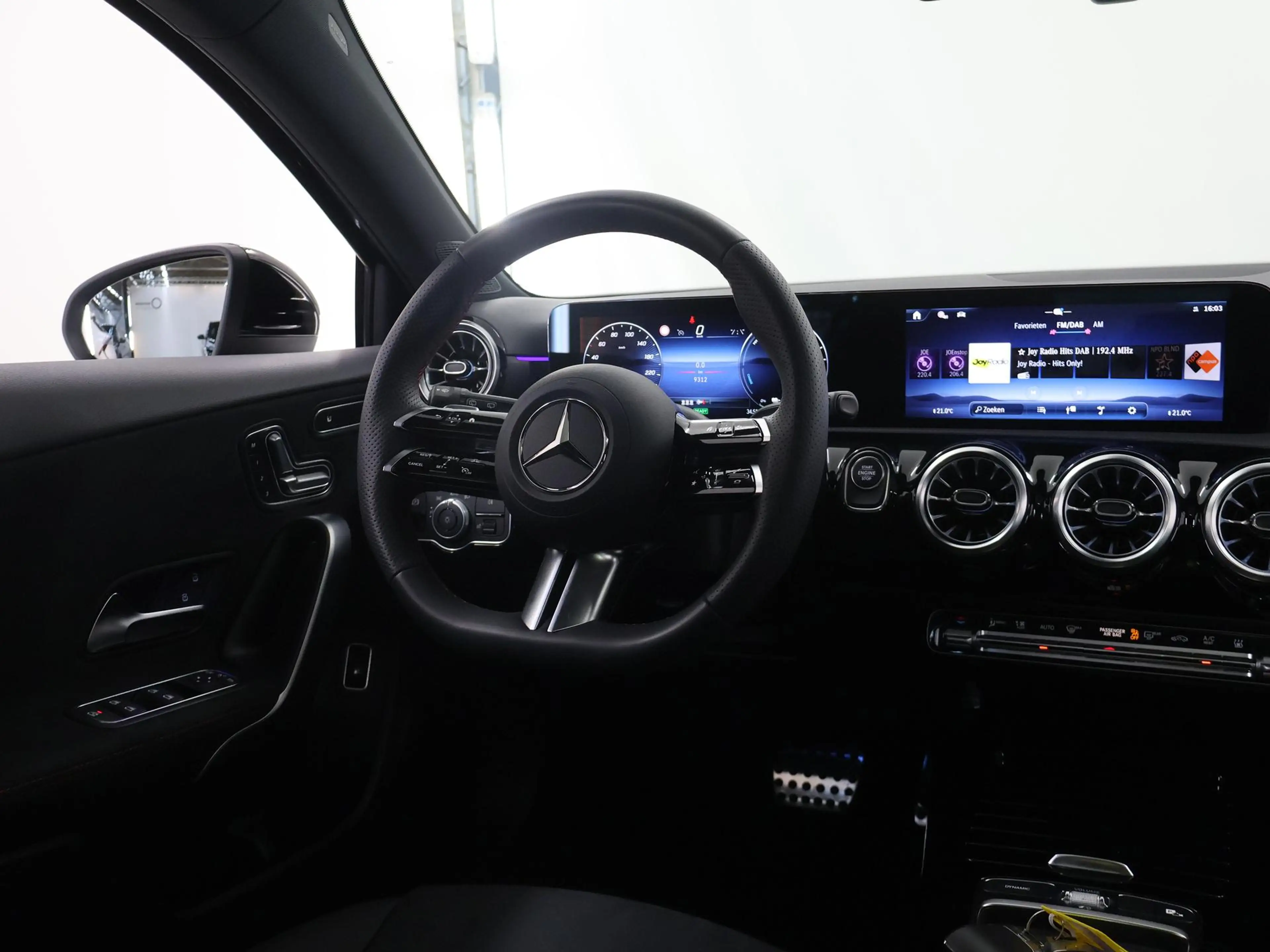 Mercedes-Benz A 250 250e Business Solution AMG | Panoramaschuifdak | H — photo 9