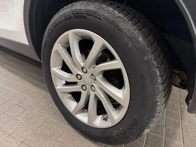 Land Rover Discovery Sport view 5
