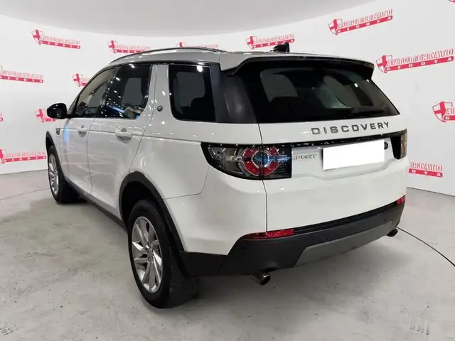 Land Rover Discovery Sport view 4