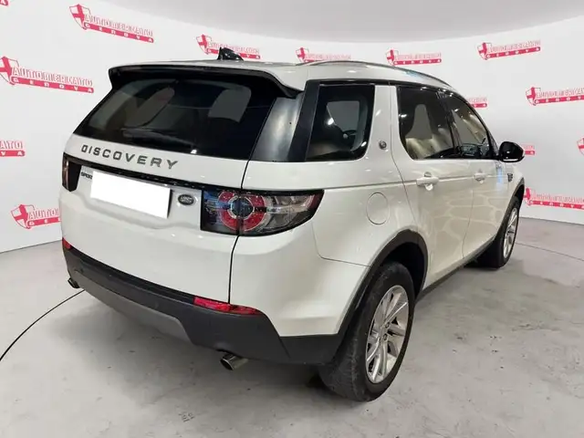Land Rover Discovery Sport view 3