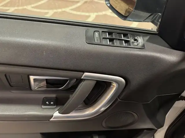 Land Rover Discovery Sport view 9