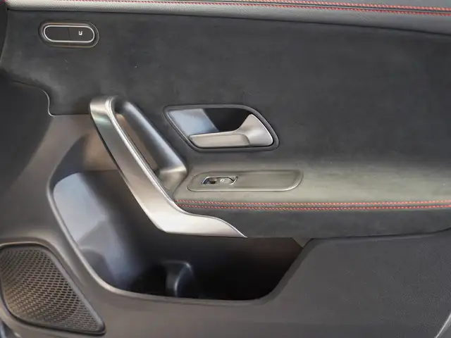 Mercedes-Benz Cla view 9