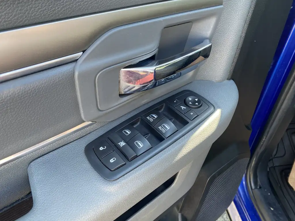 2017 RAM 1500 Outdoorsman CrewCab 149 | SunRoof | Heated Steerin — photo 5