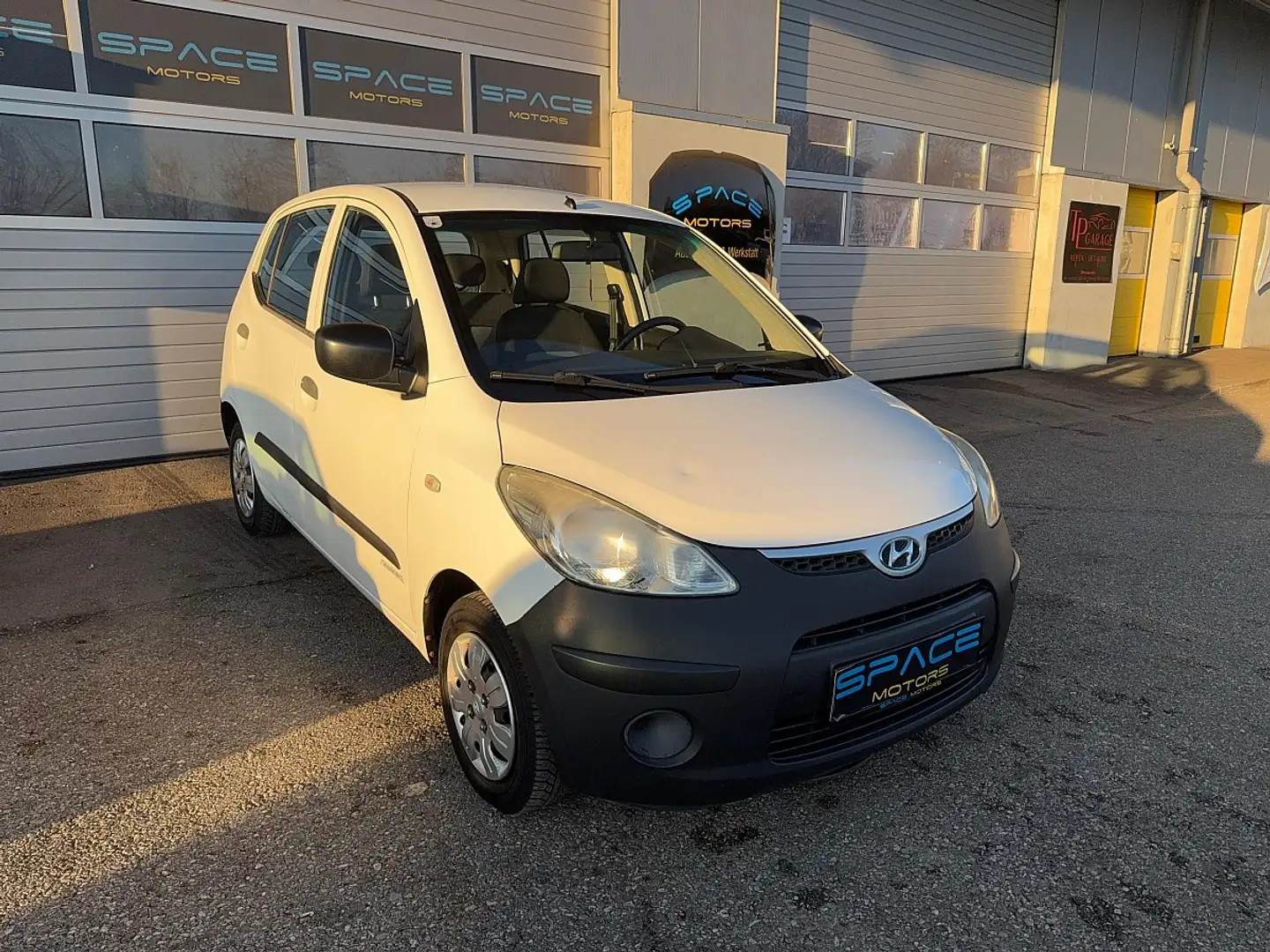 Hyundai i10 1,1 MPI Entry Weiß - 1