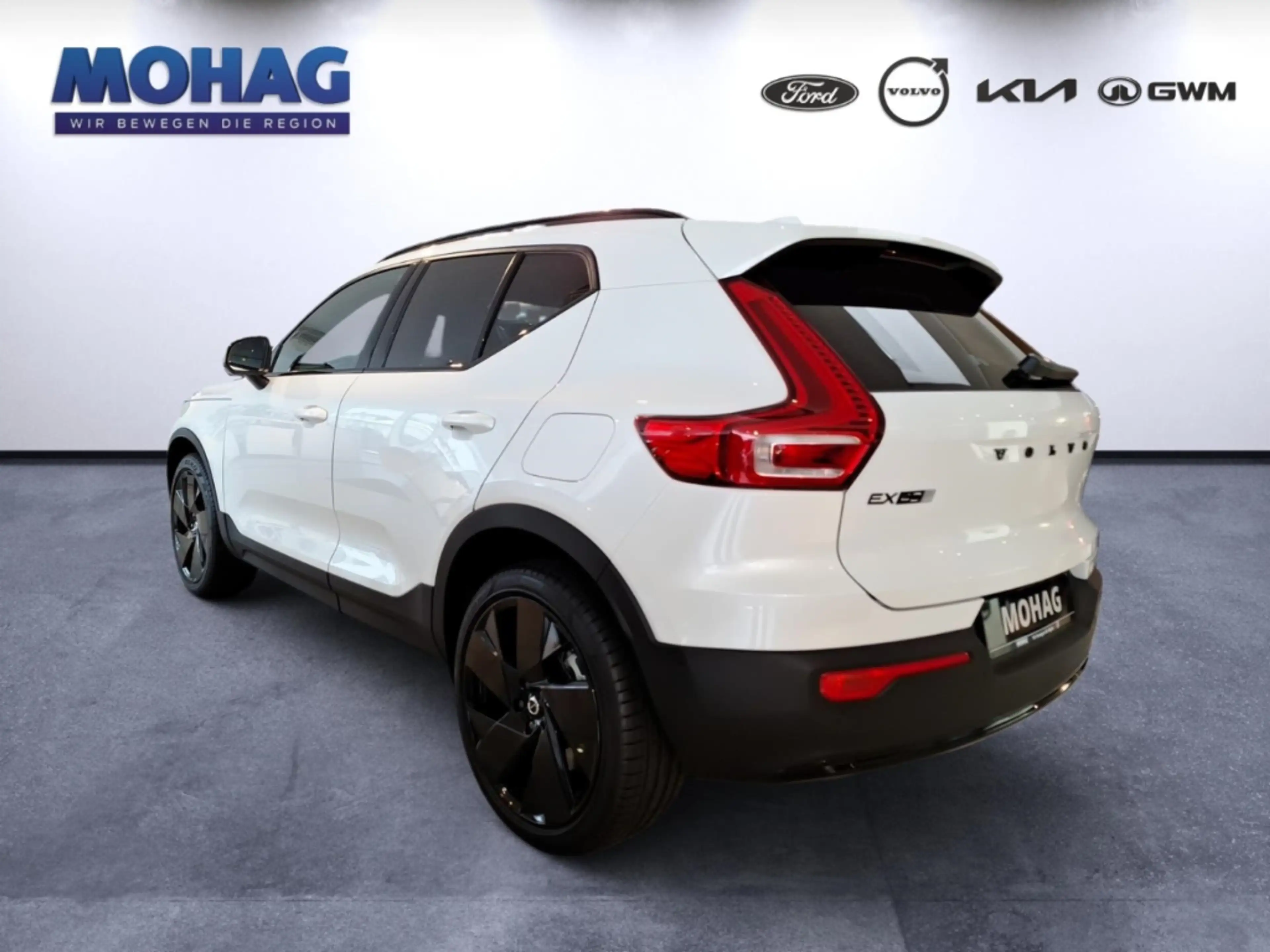 Volvo EX40 Single Motor Ext Range Black Edition Plus 360 Grad — photo 4