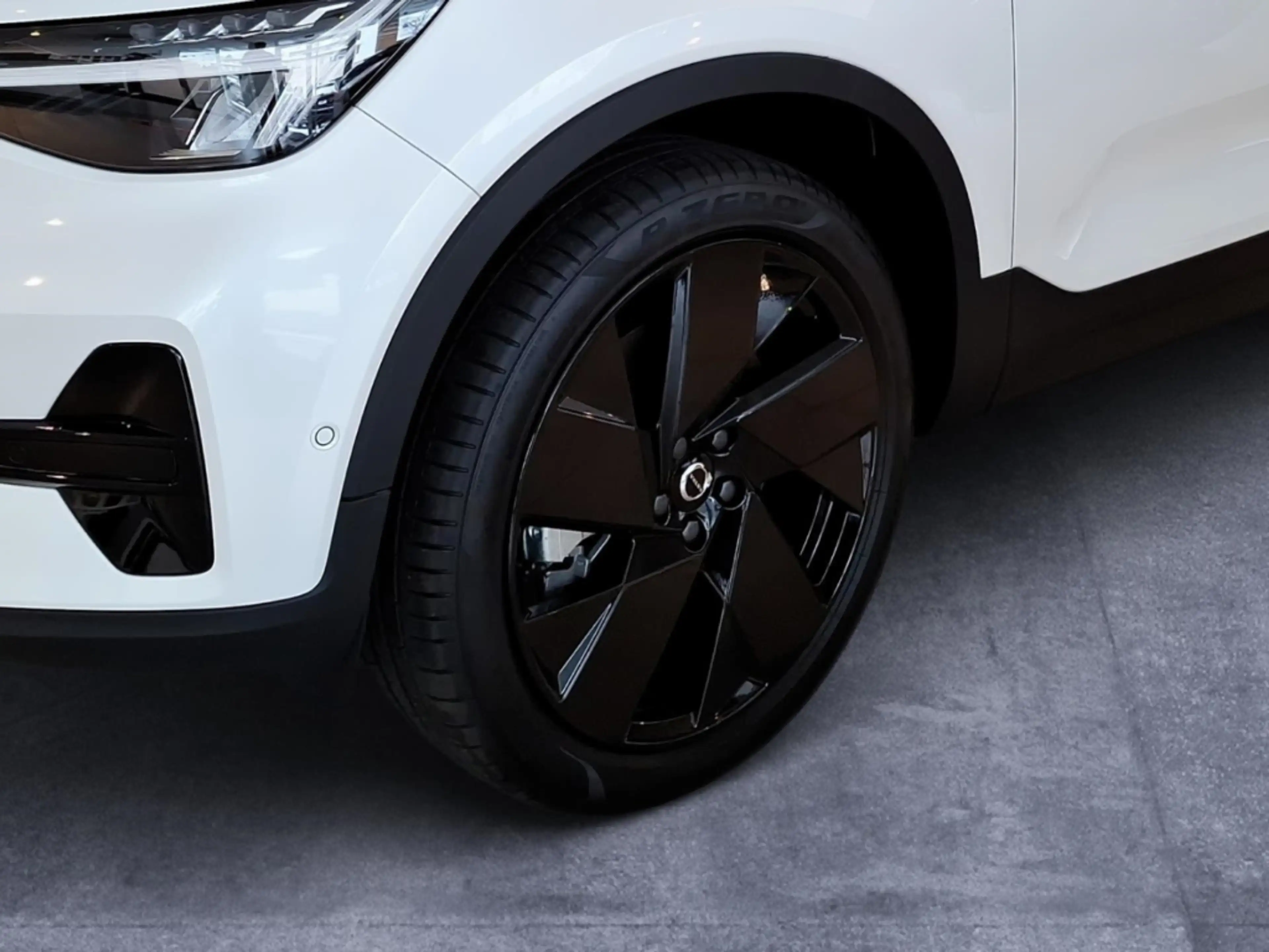 Volvo EX40 Single Motor Ext Range Black Edition Plus 360 Grad — photo 6